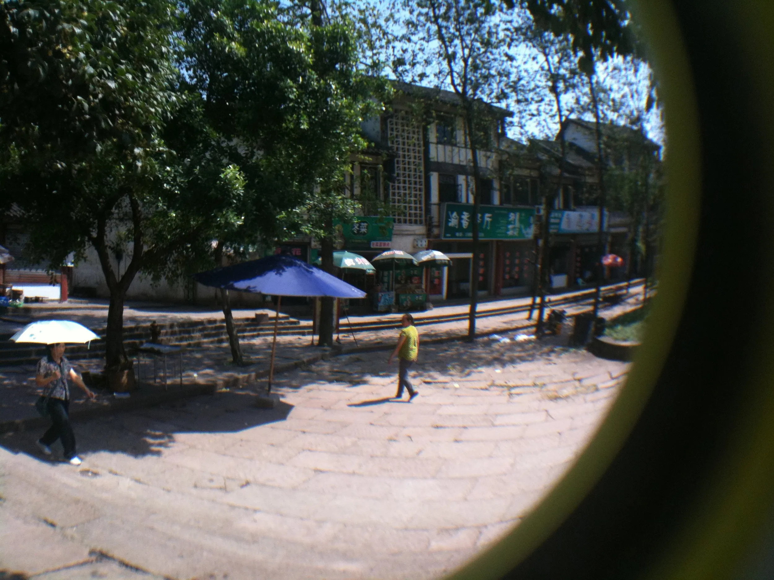 石窟群付近の商店街