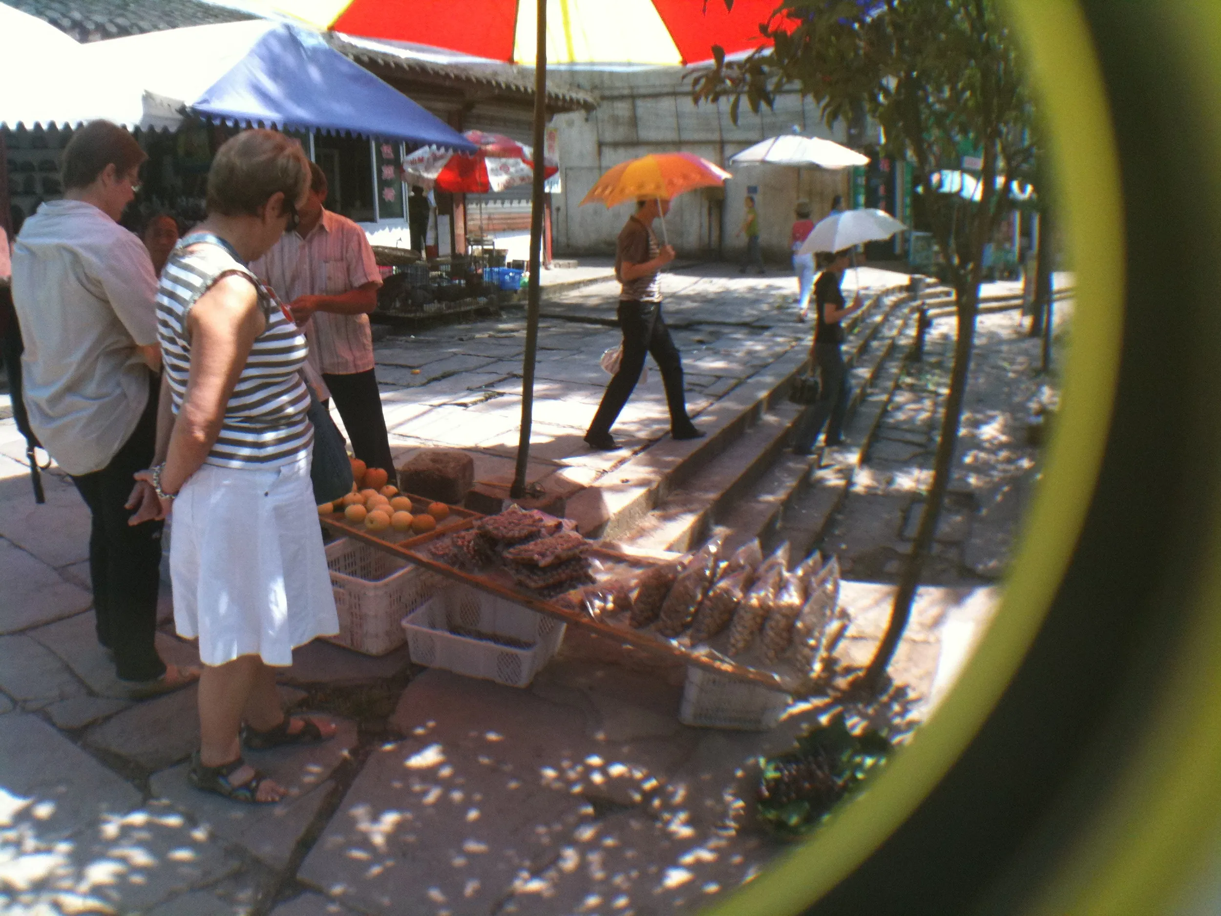 石窟群を訪れる観光客