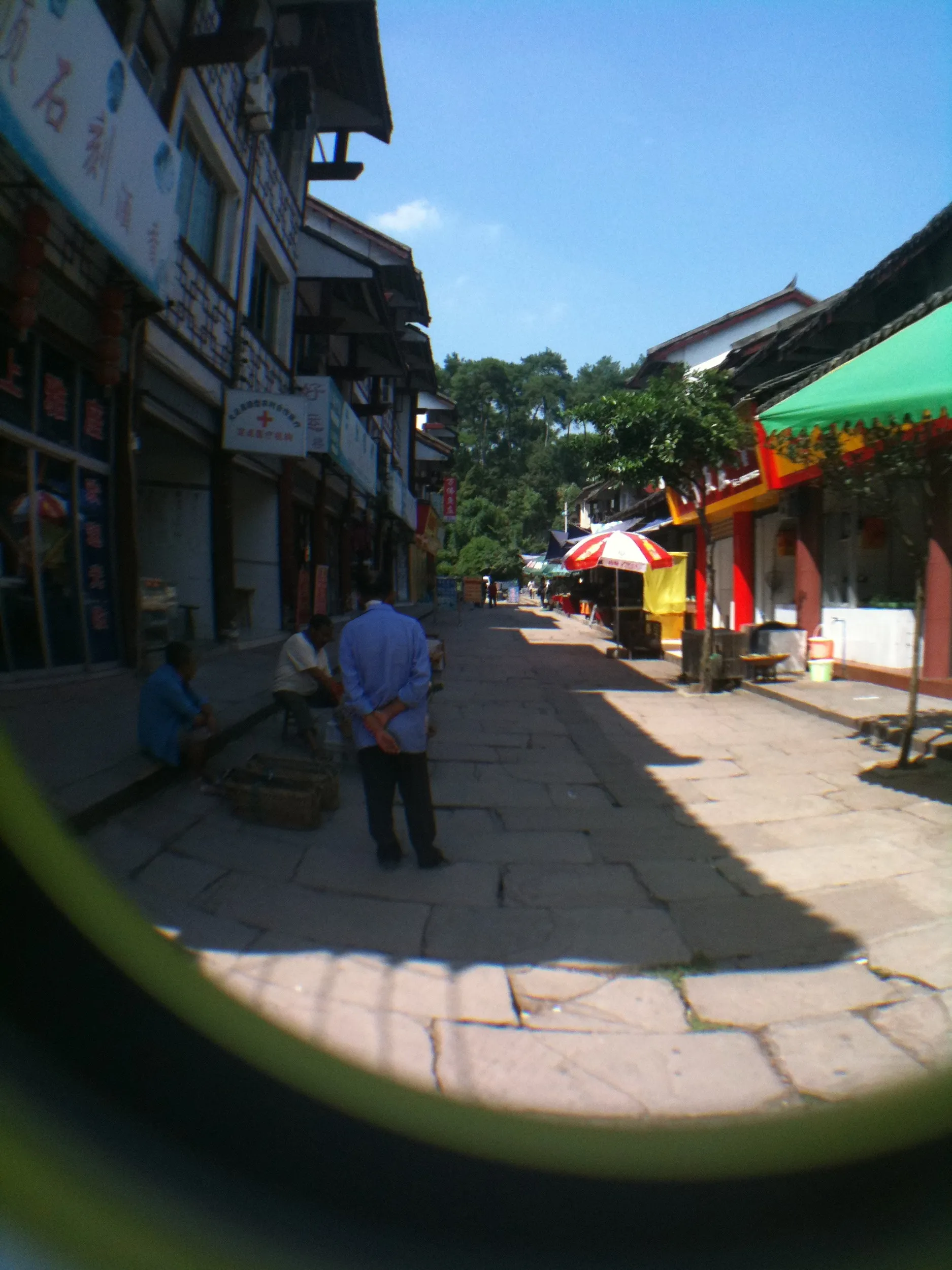 大足石刻へ続く道