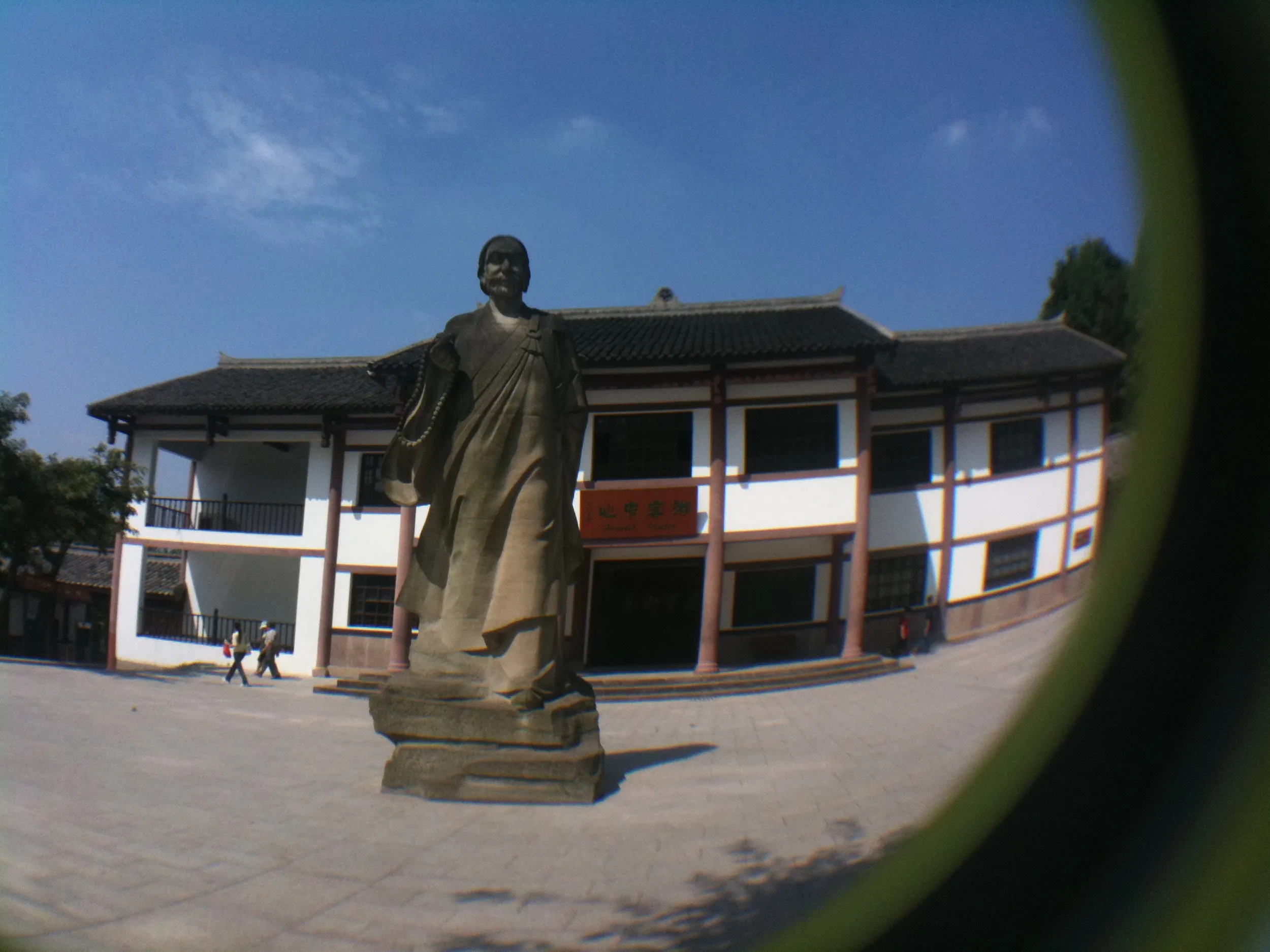 宝頂山石窟のお坊さんの全身像