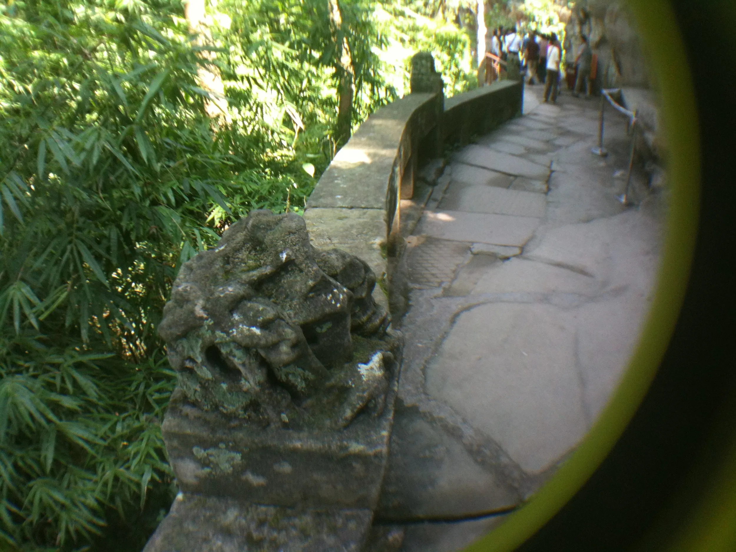 迫力のある本物の石仏