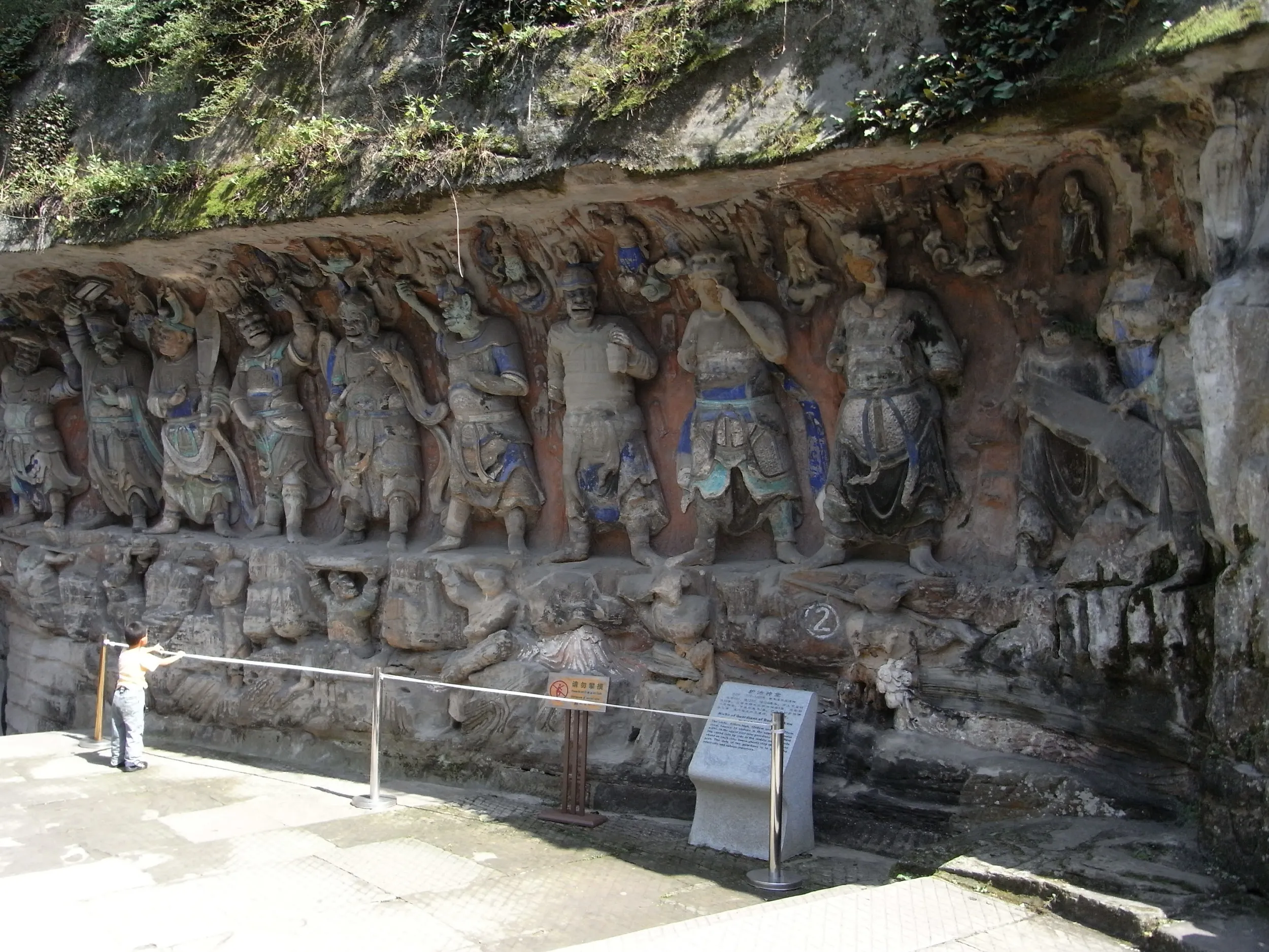 至る所に配置された石窟