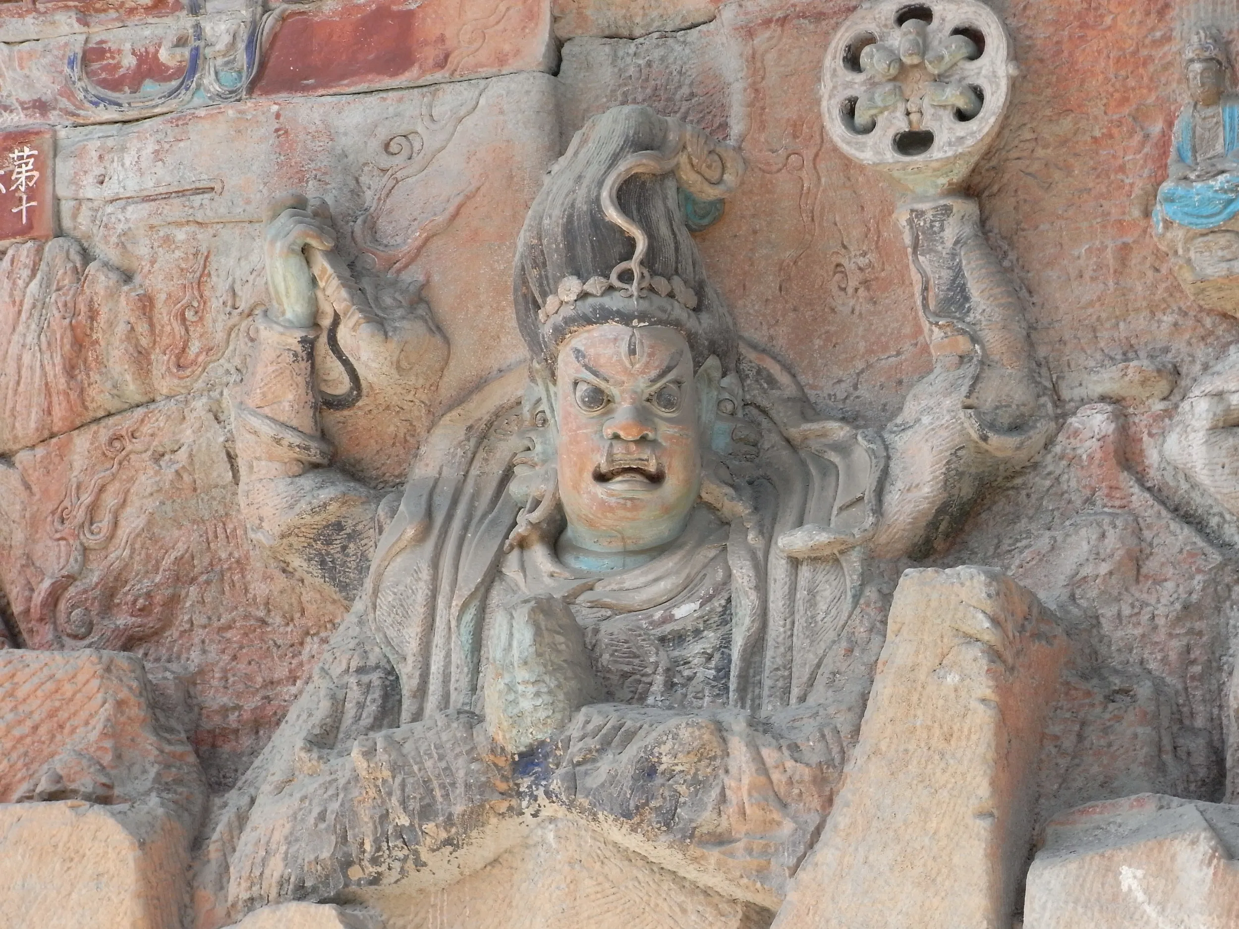 腕が4つある阿修羅のような石窟