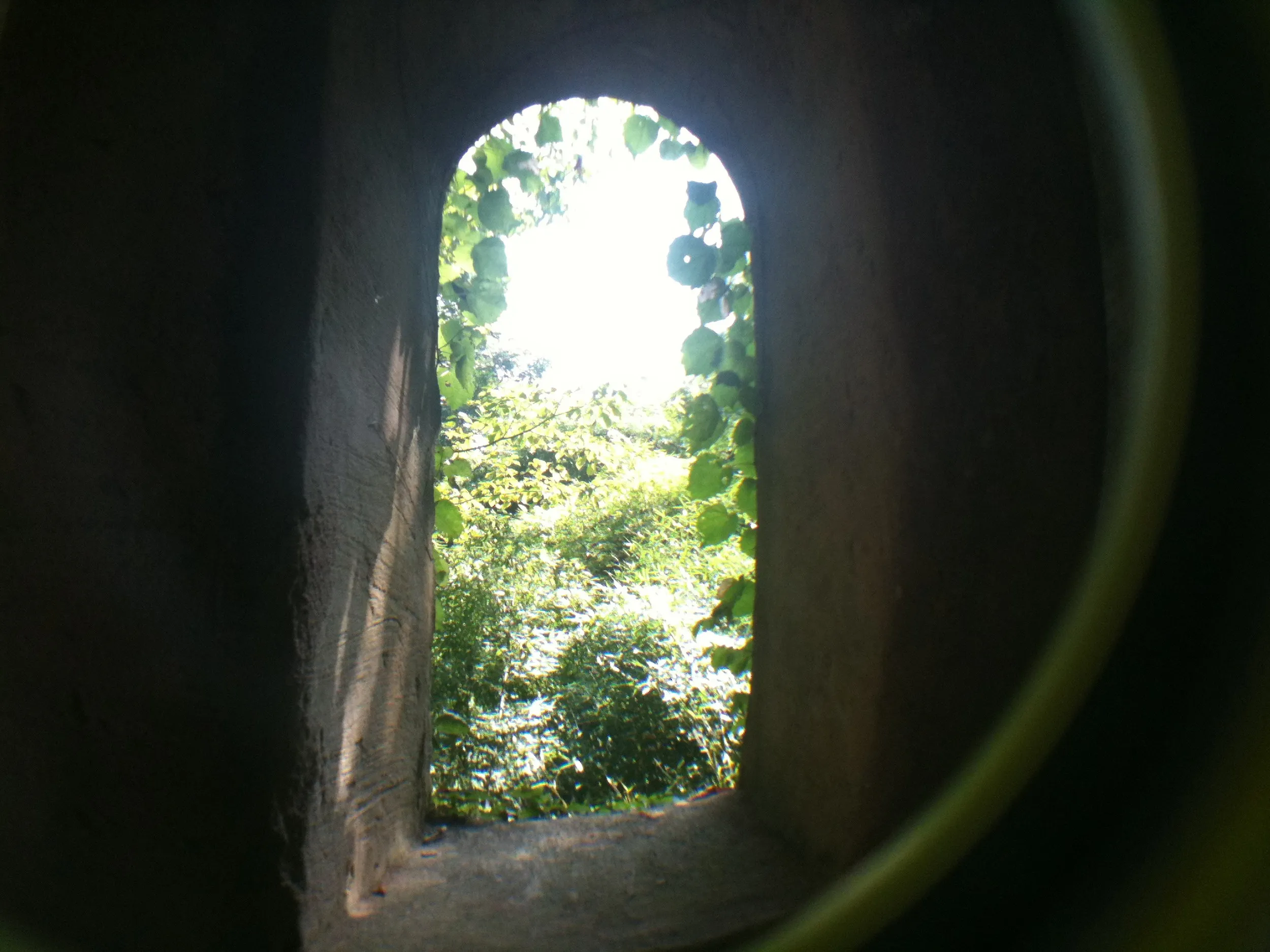 壁に穿たれた窓