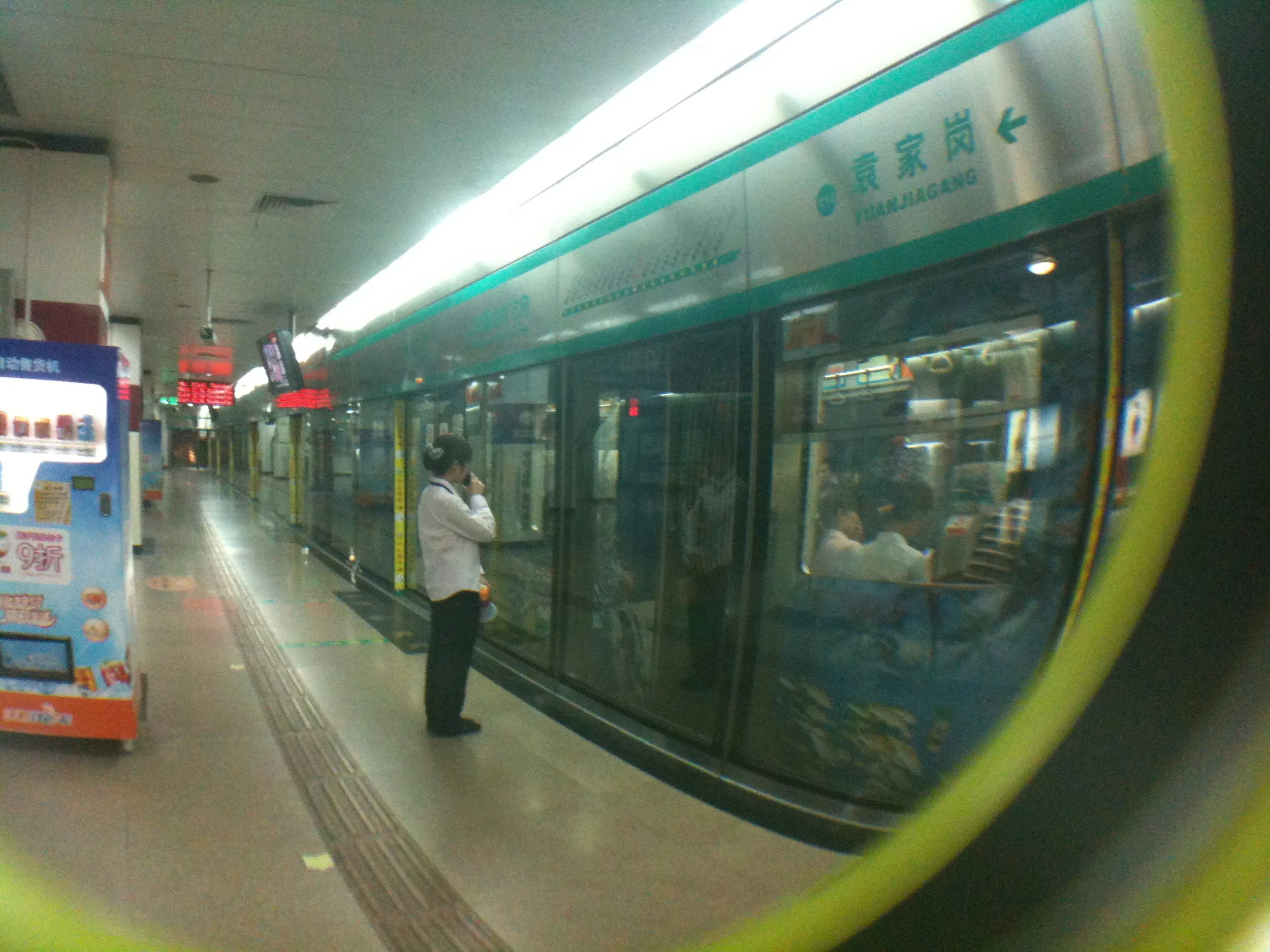 モノレール駅の係員