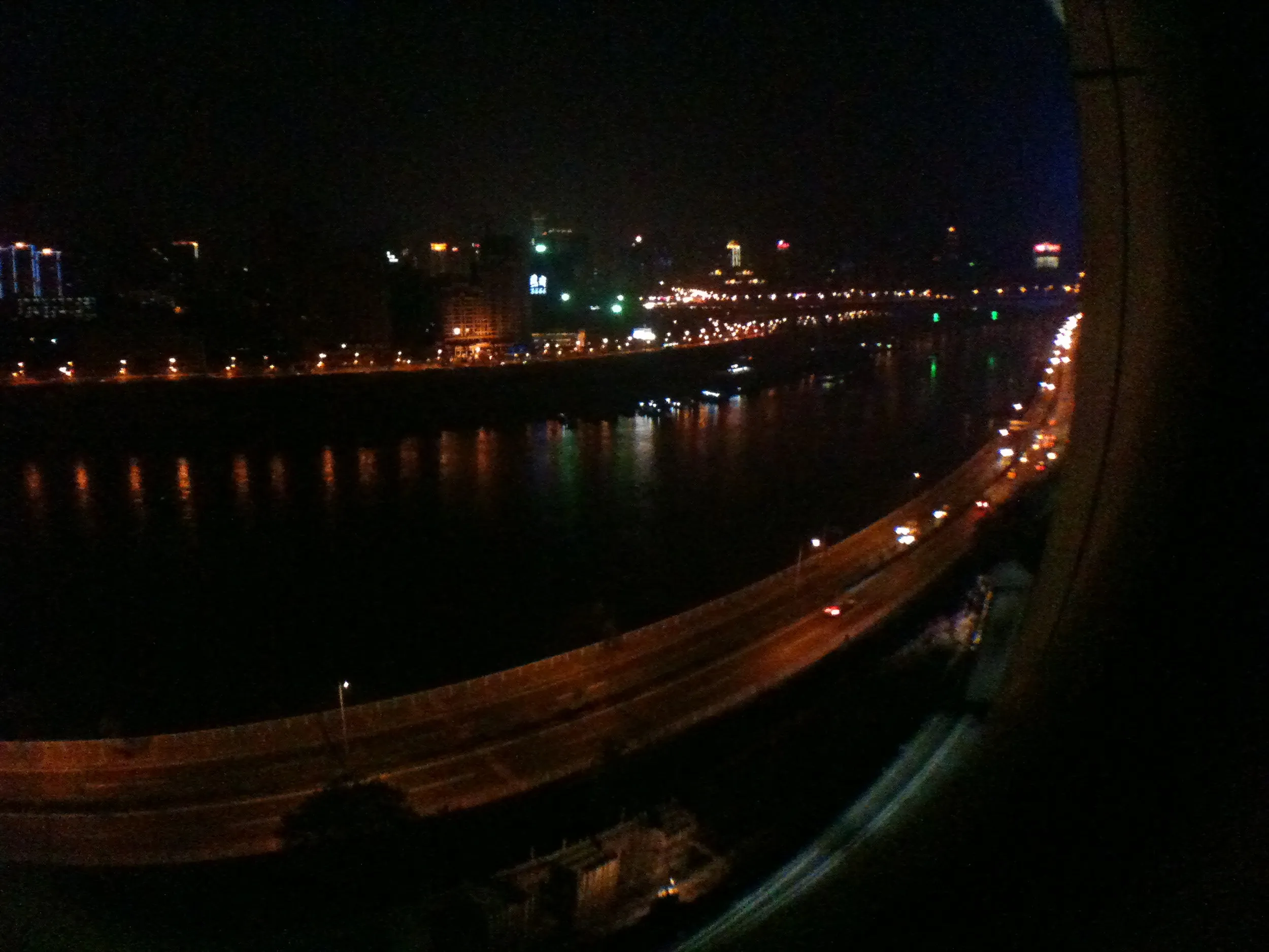駅の窓から見た重慶の夜景
