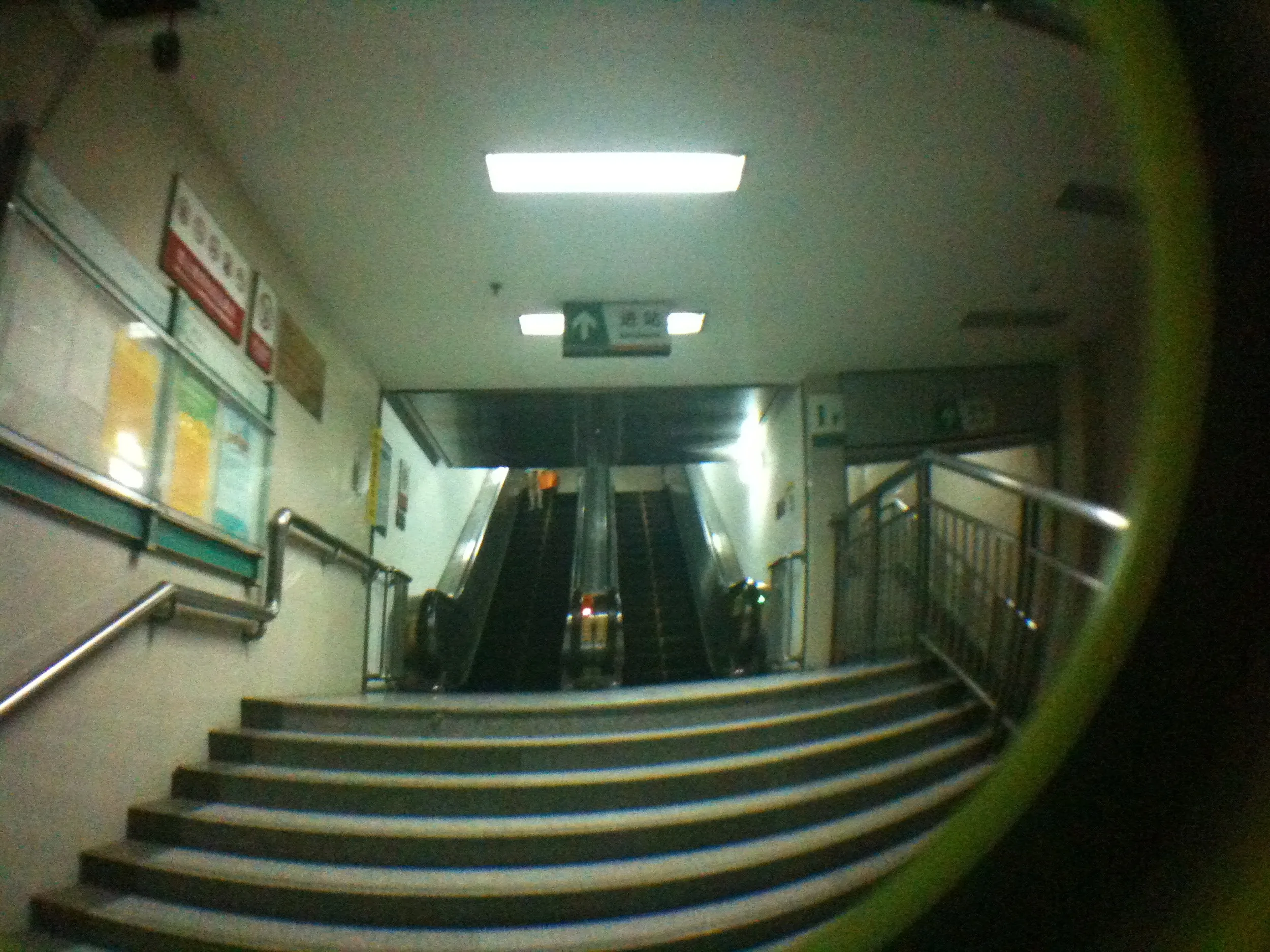 モノレール駅への階段