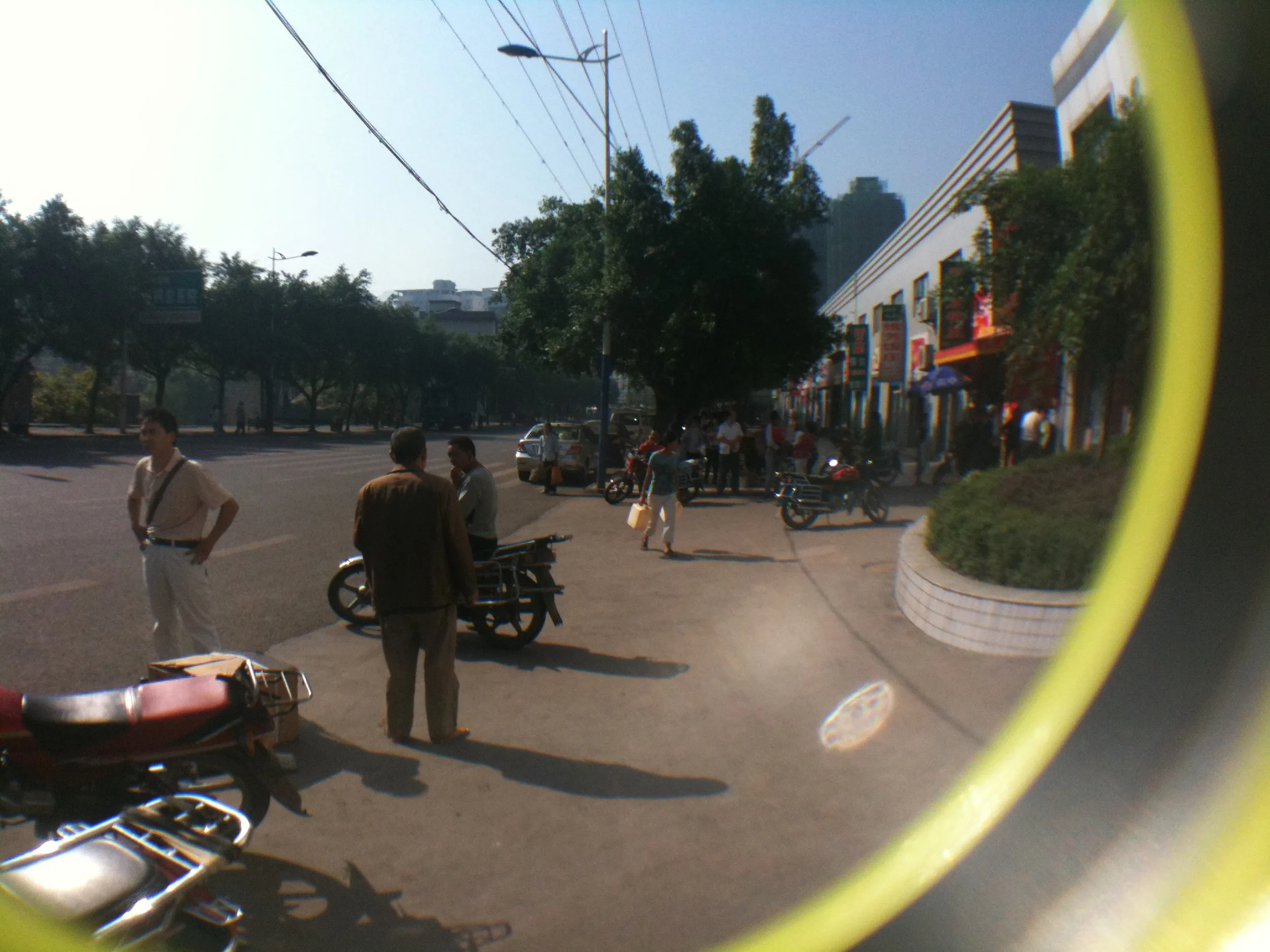 万盛汽車站前の塔山路