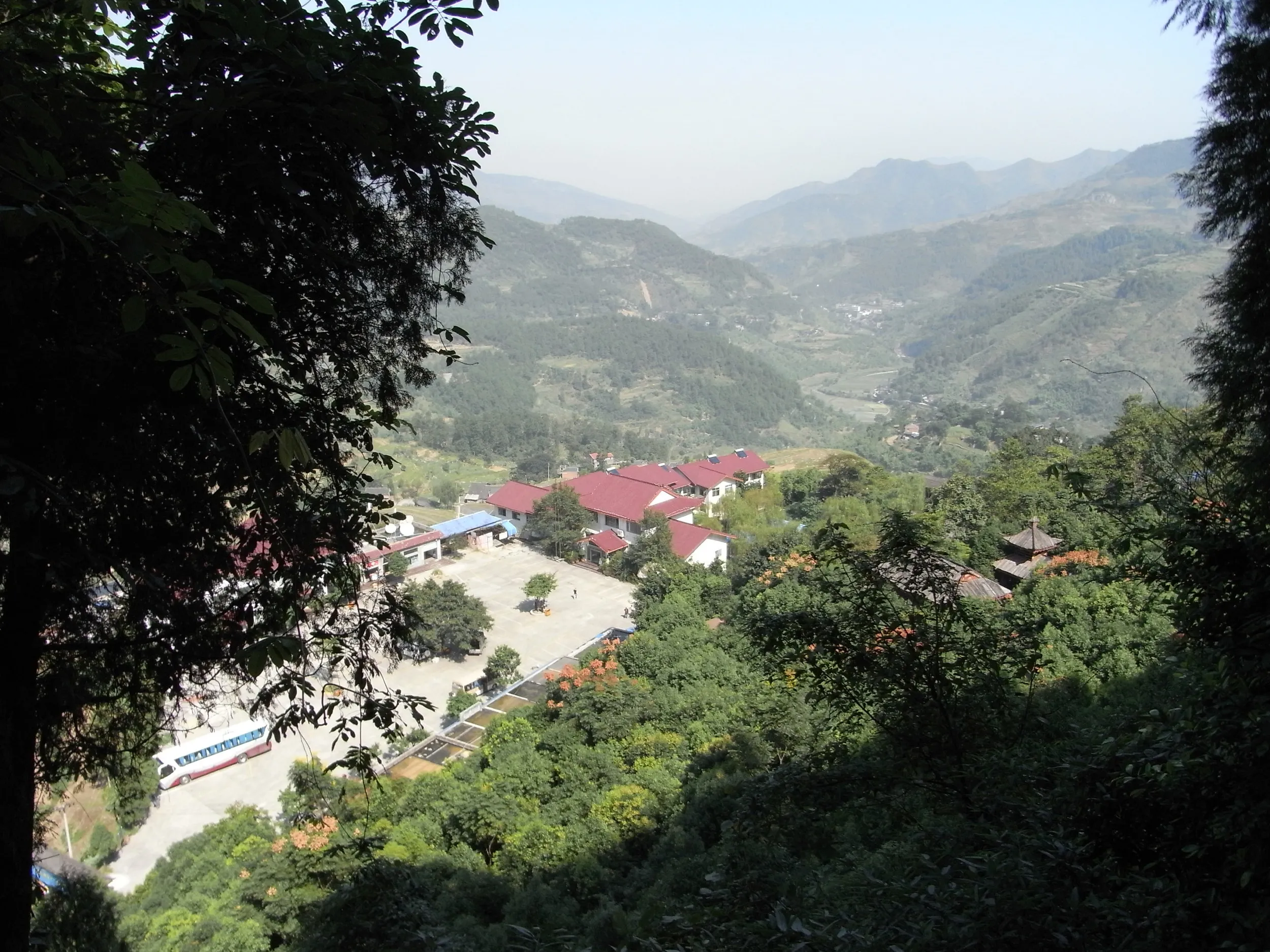 万盛石林の駐車場を見下ろす風景