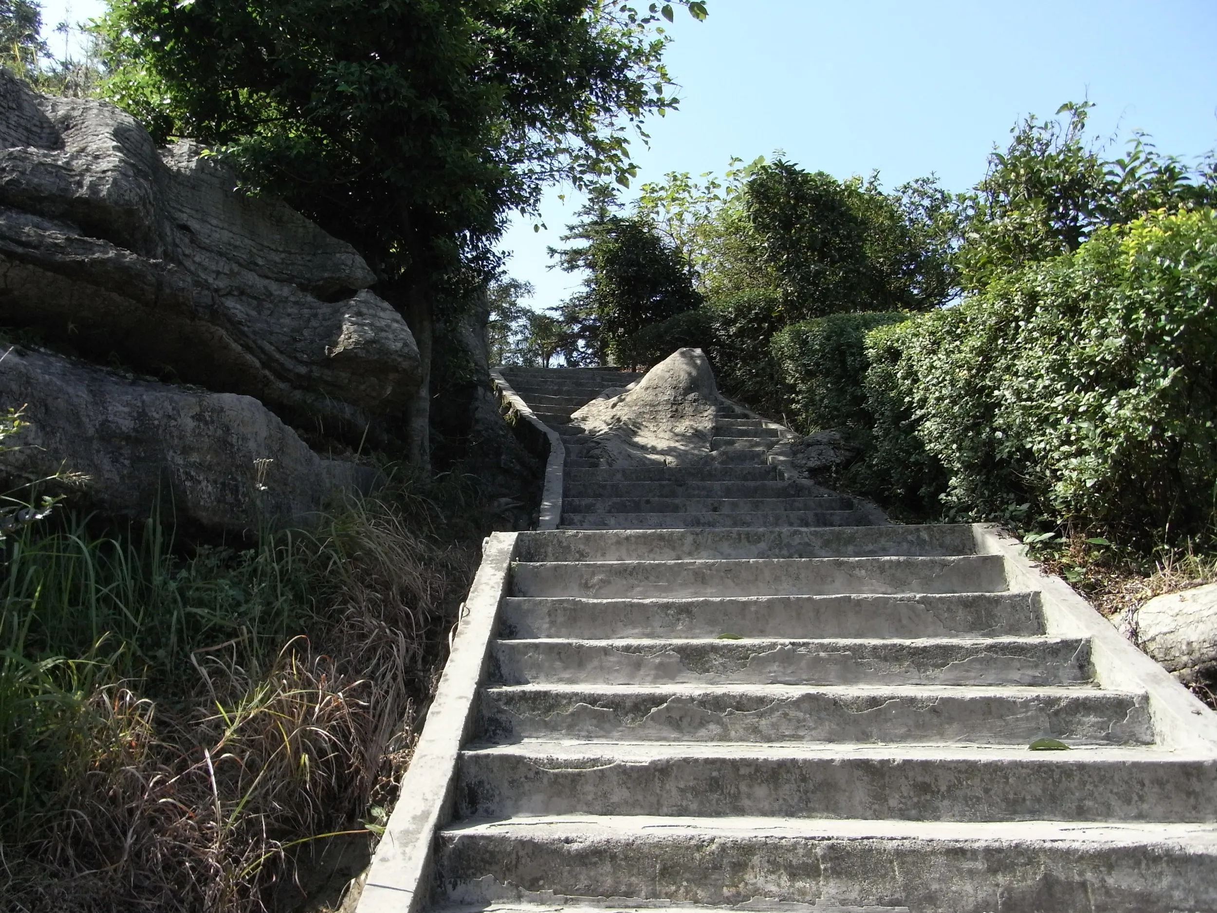 階段から突き出す岩