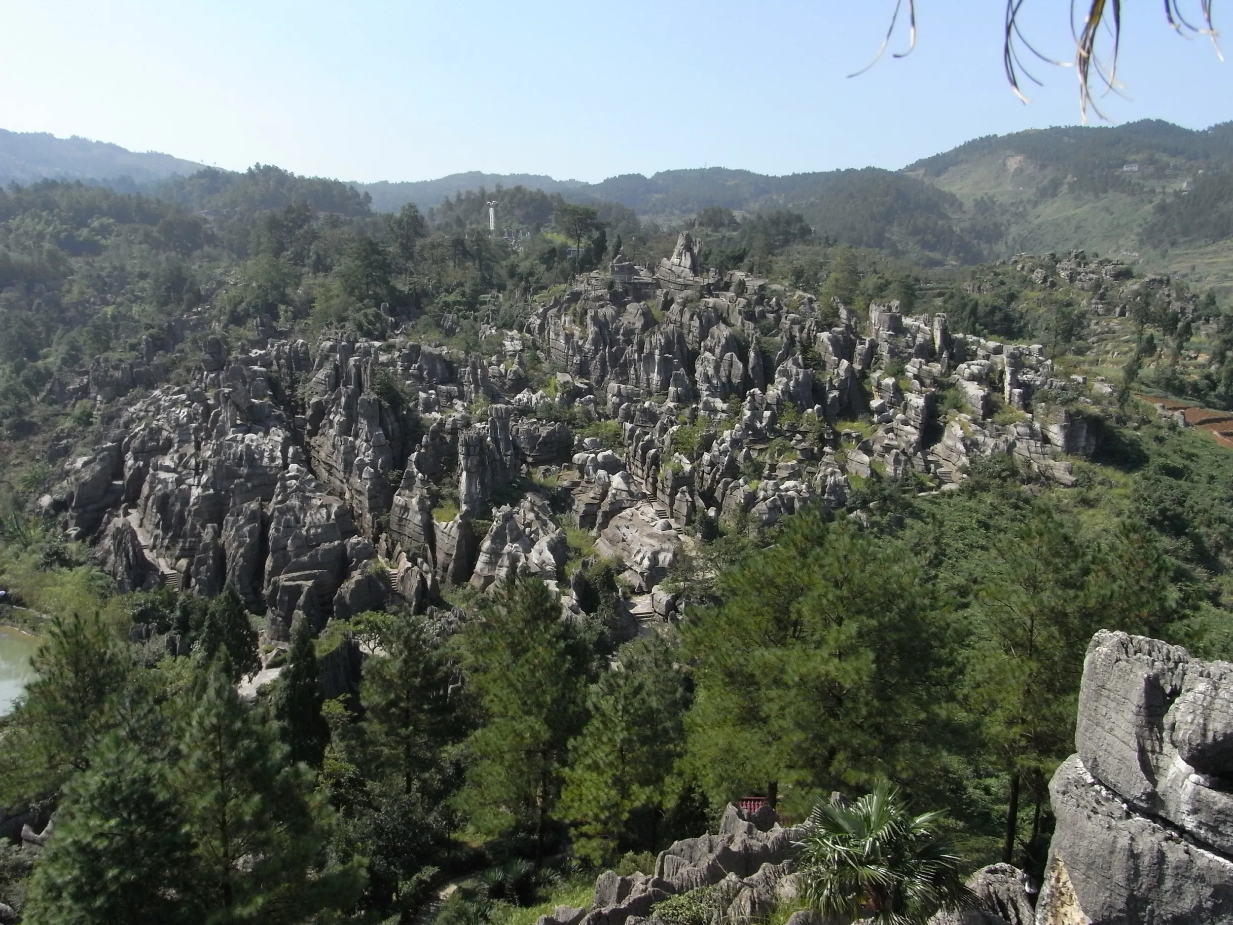 続く石林の観光コース