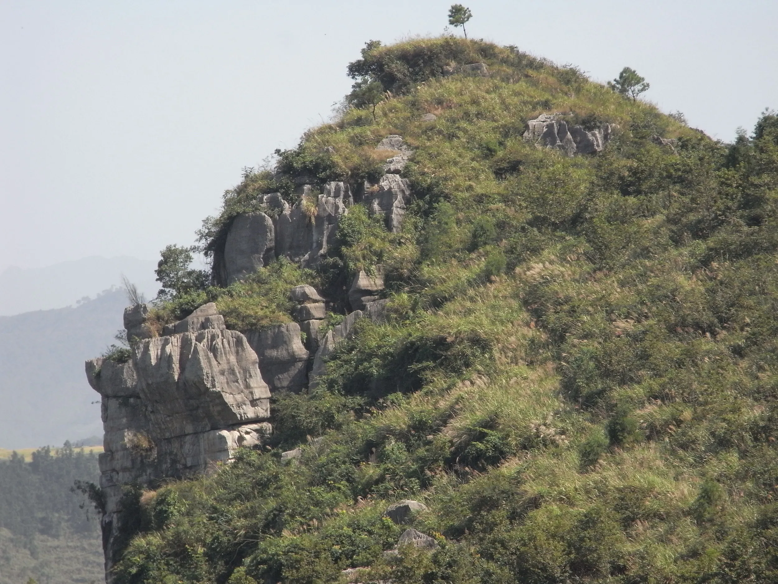 望遠で捉えた崩れそうな崖