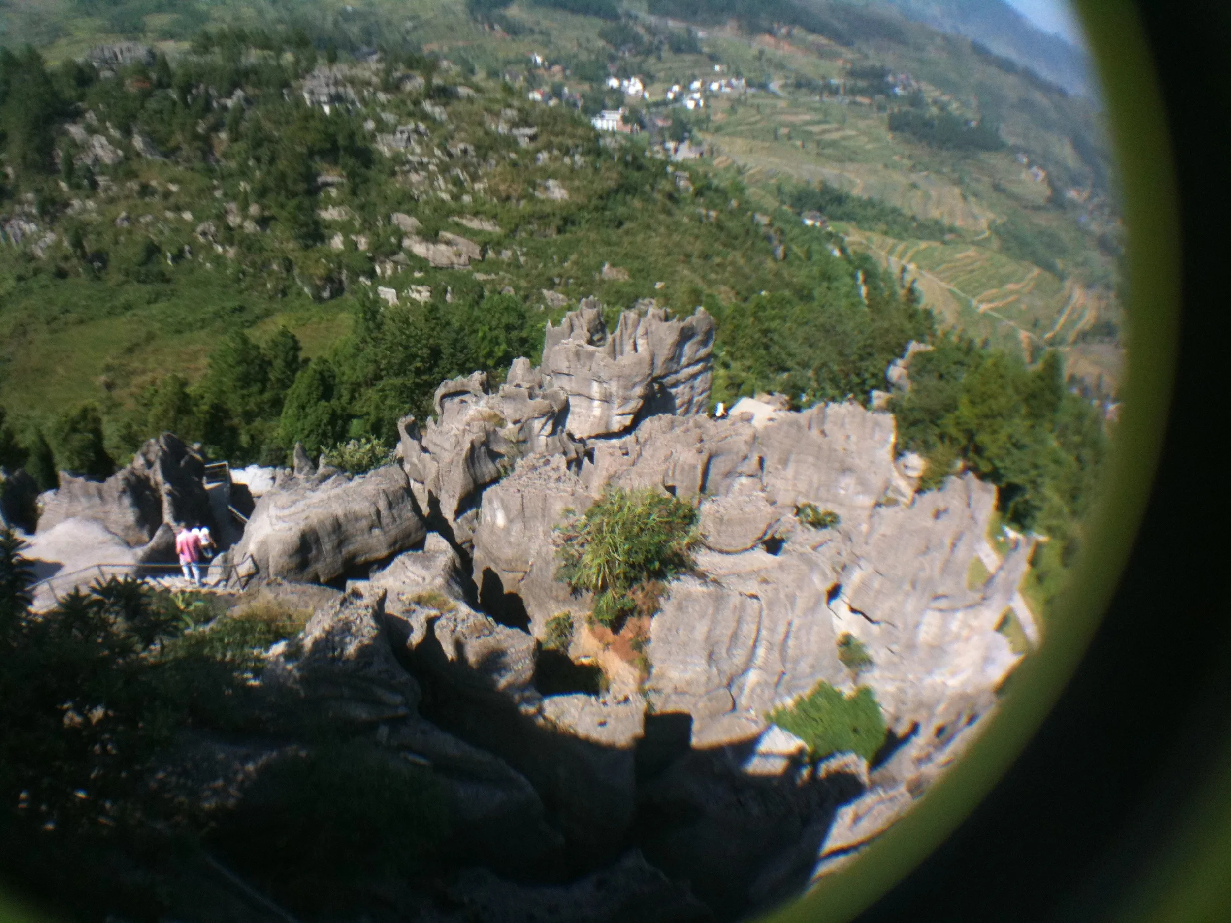 魚眼レンズで捉えた崖下の景色