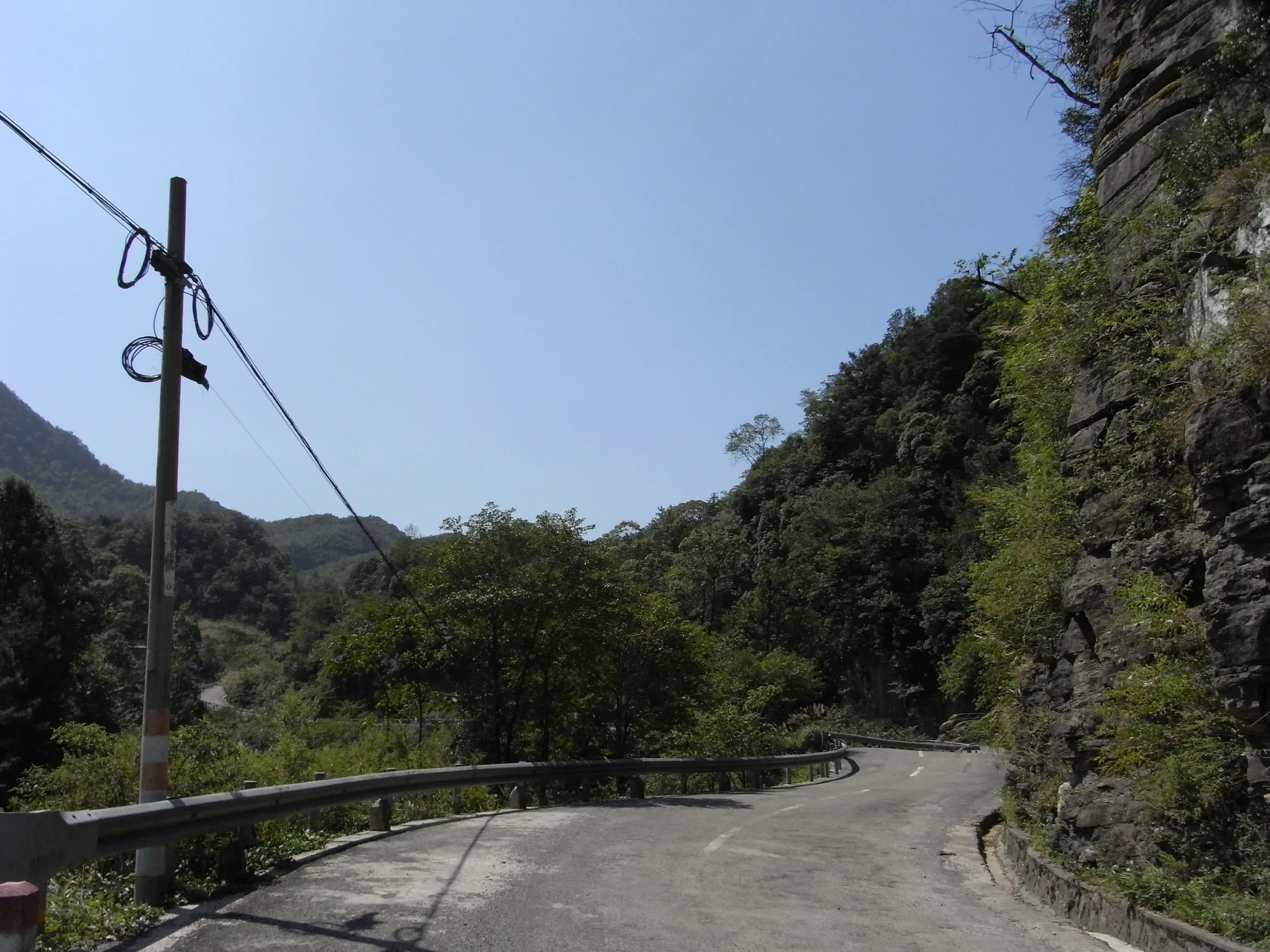 古い地層が見える山道