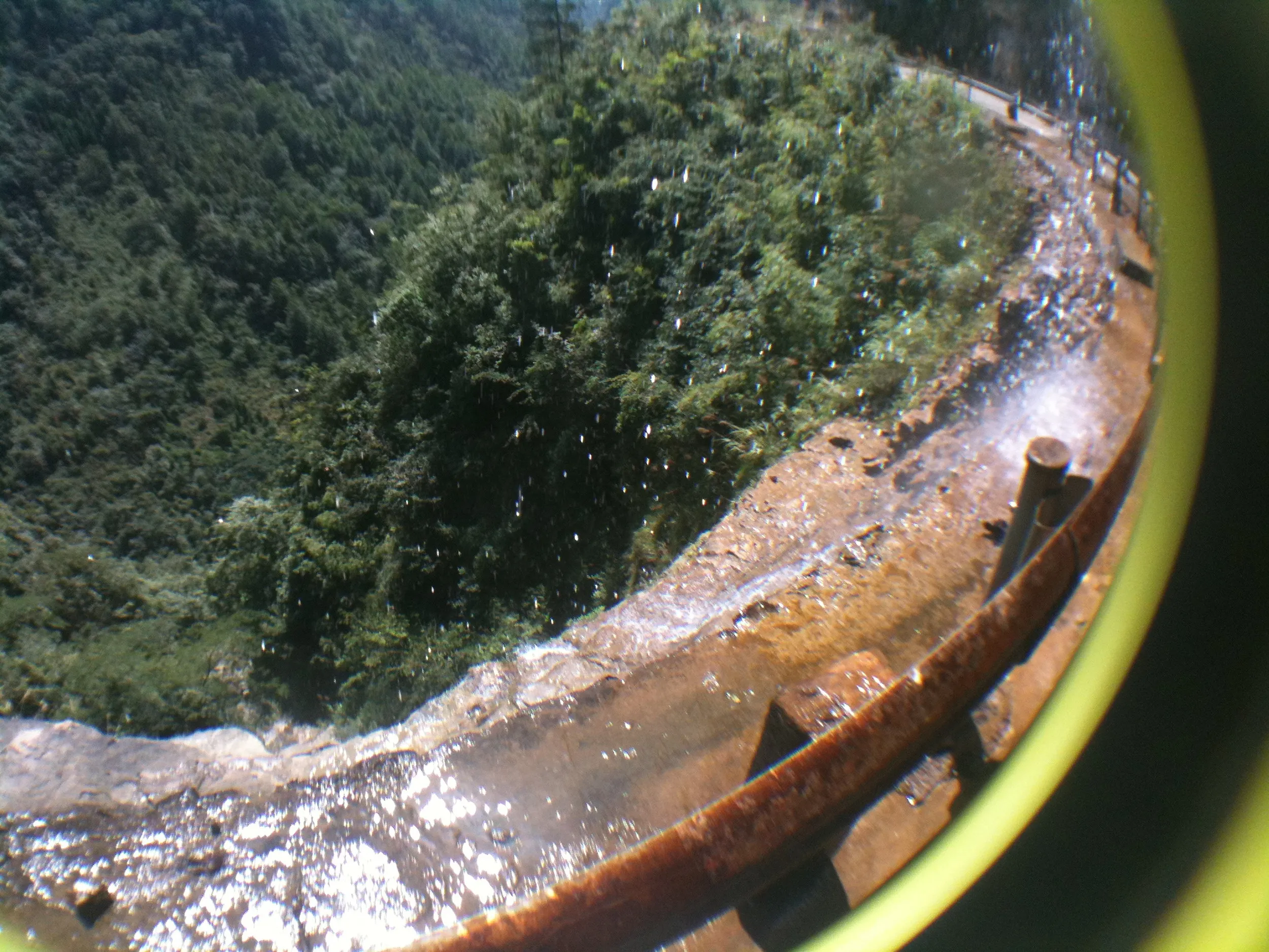 湧き水と石灰岩の崖