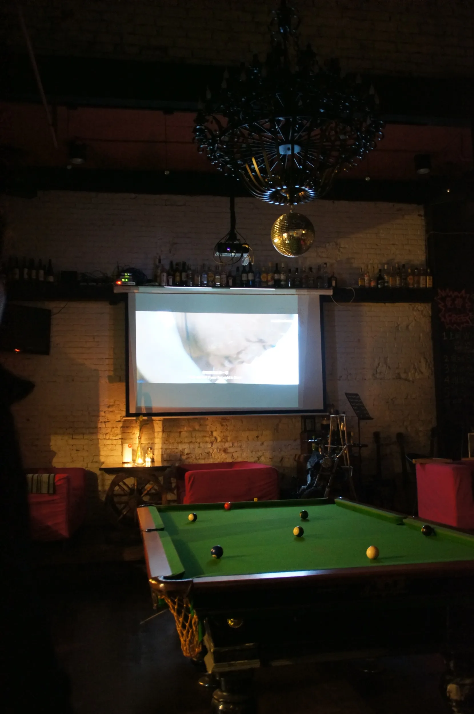 ユースホステルのビリヤード台