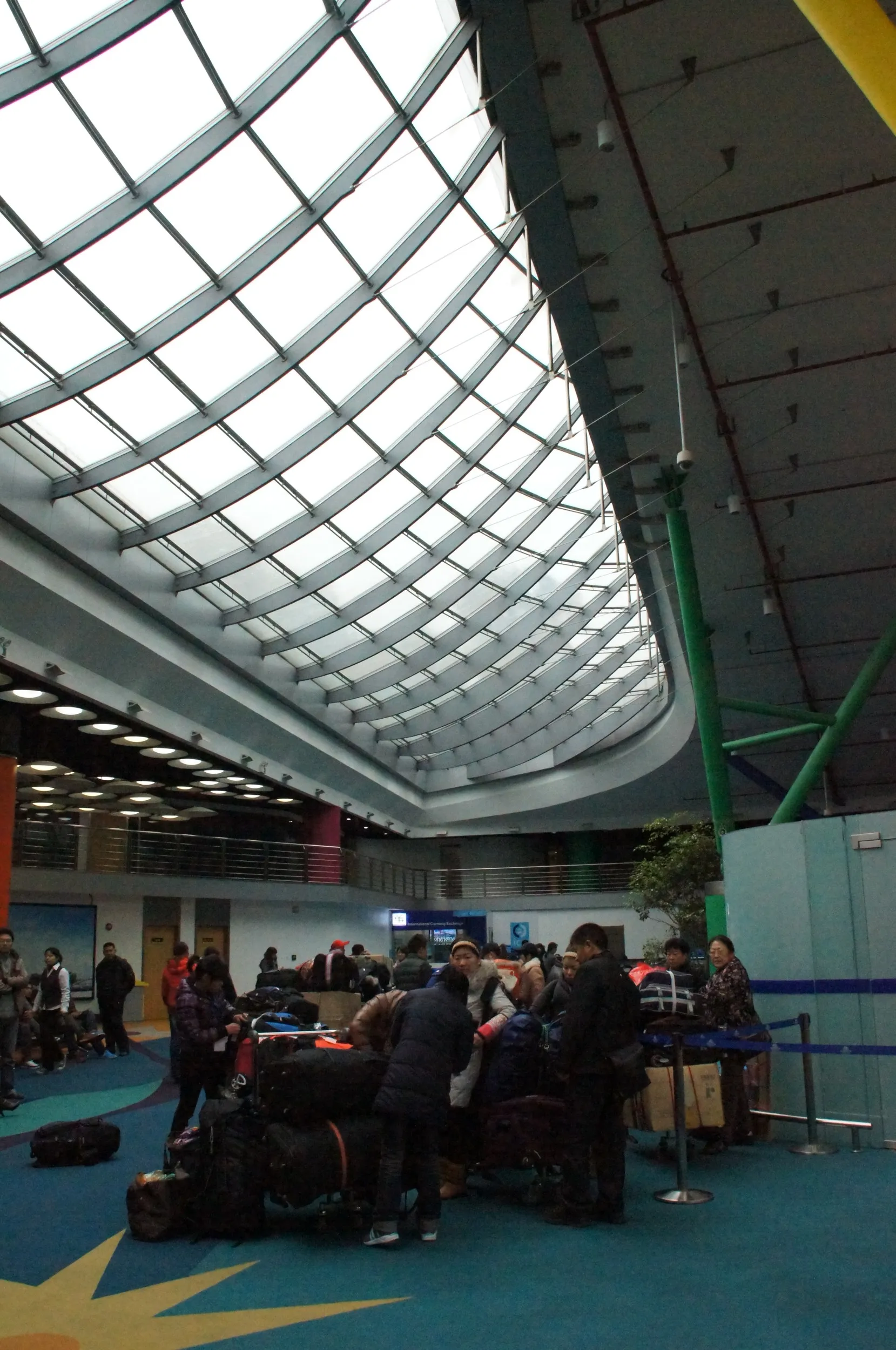 荷物の量が半端ない人々