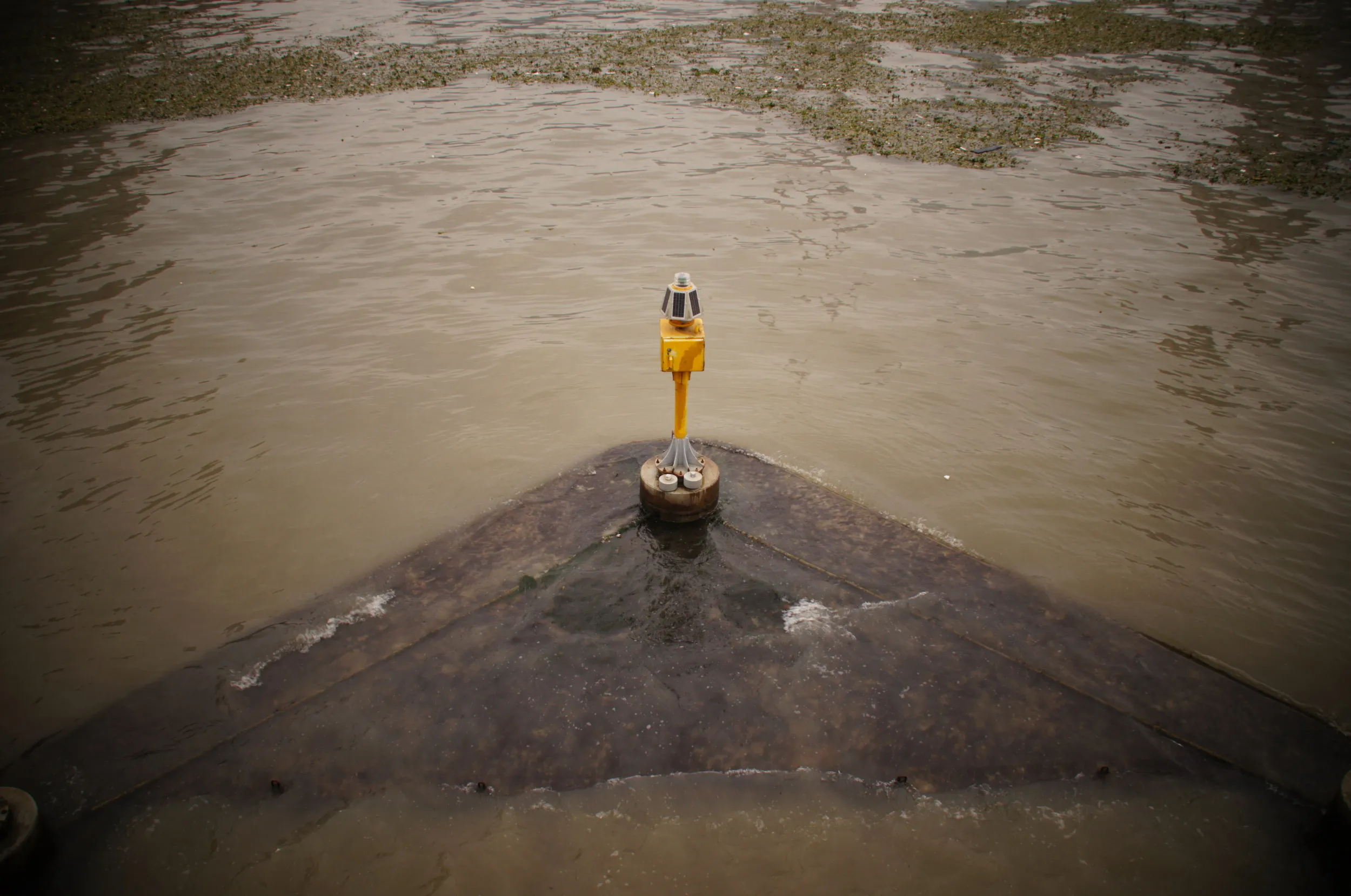 外白渡橋に打ち寄せる波濤