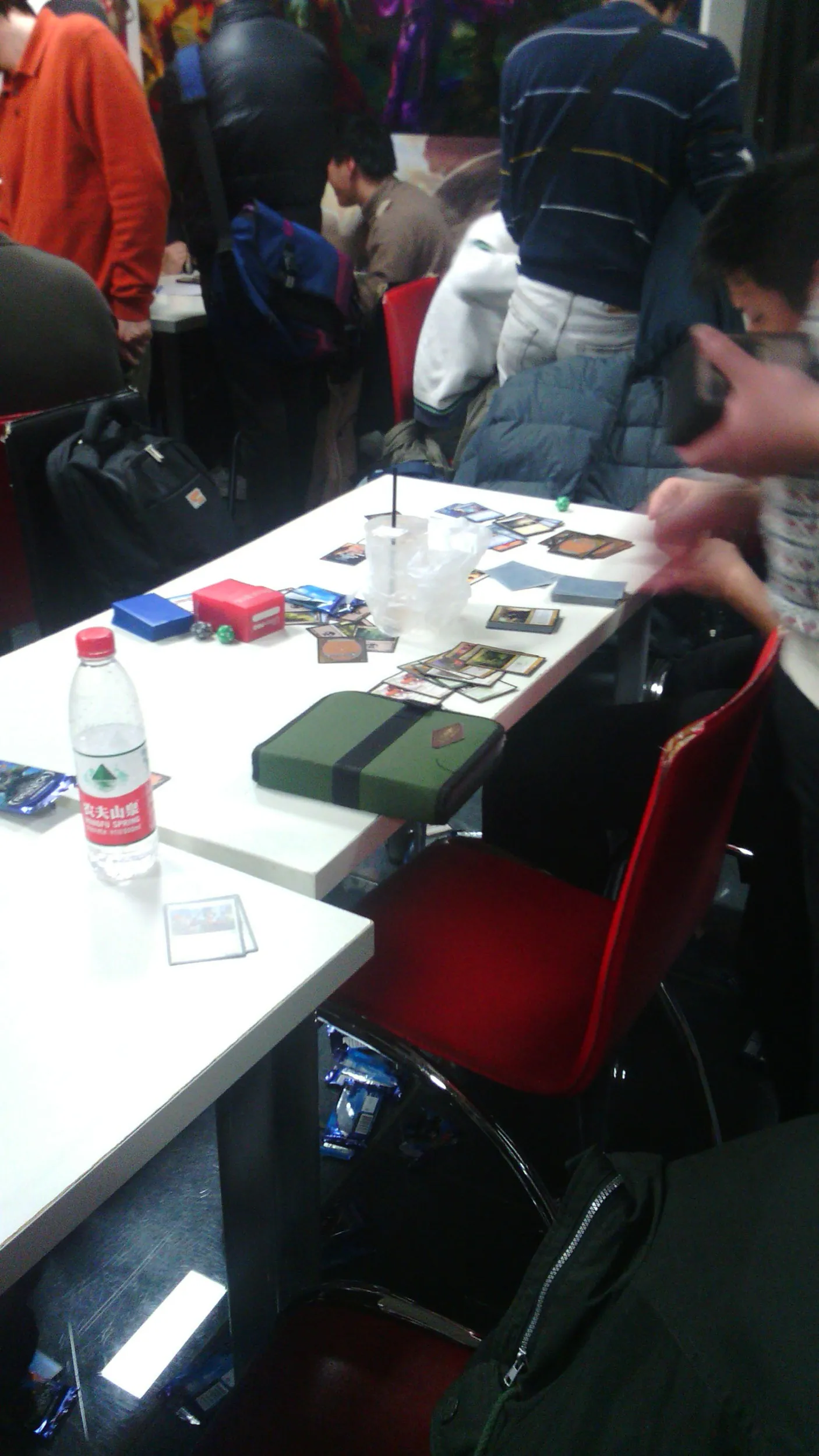 カードバトルをする人達