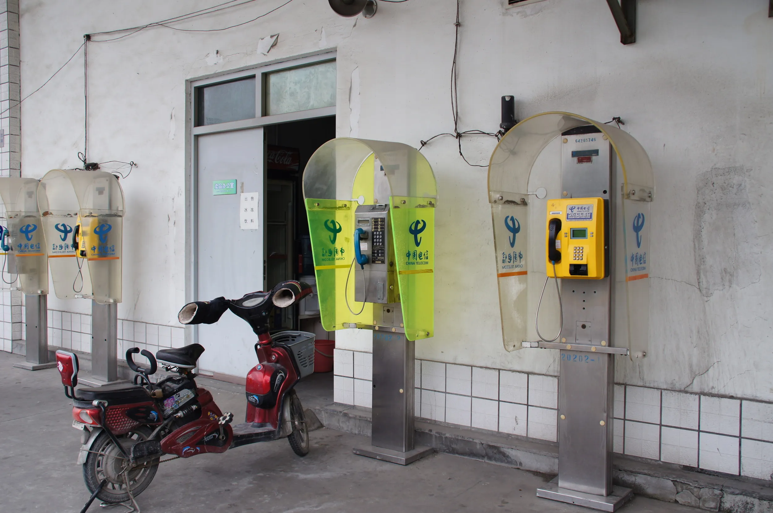 公衆電話とバイク
