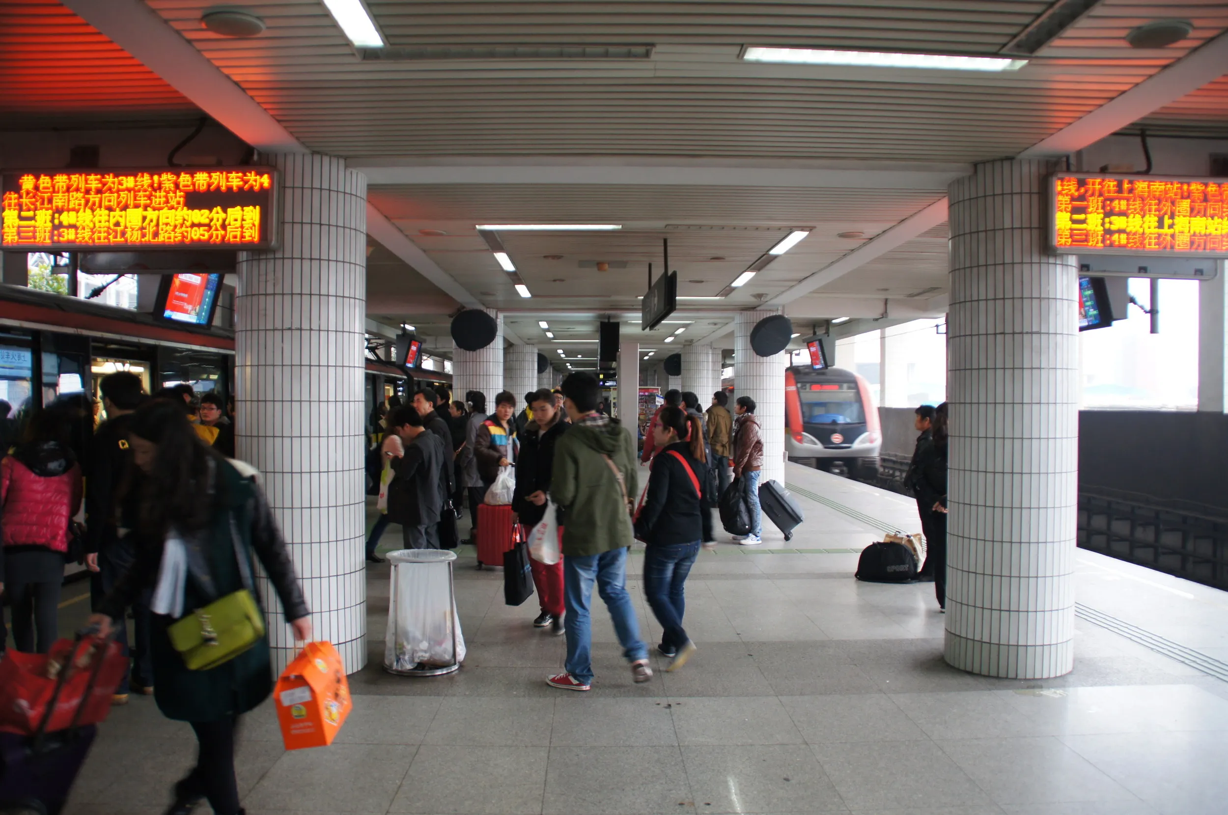上海駅の地下鉄3号線のホーム
