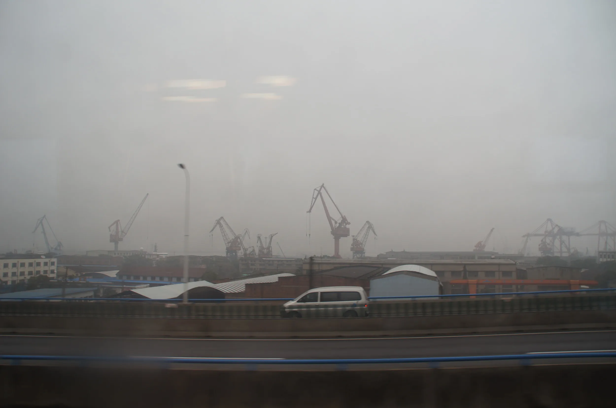 地下鉄3号線からの車窓風景。コンテナ置き場