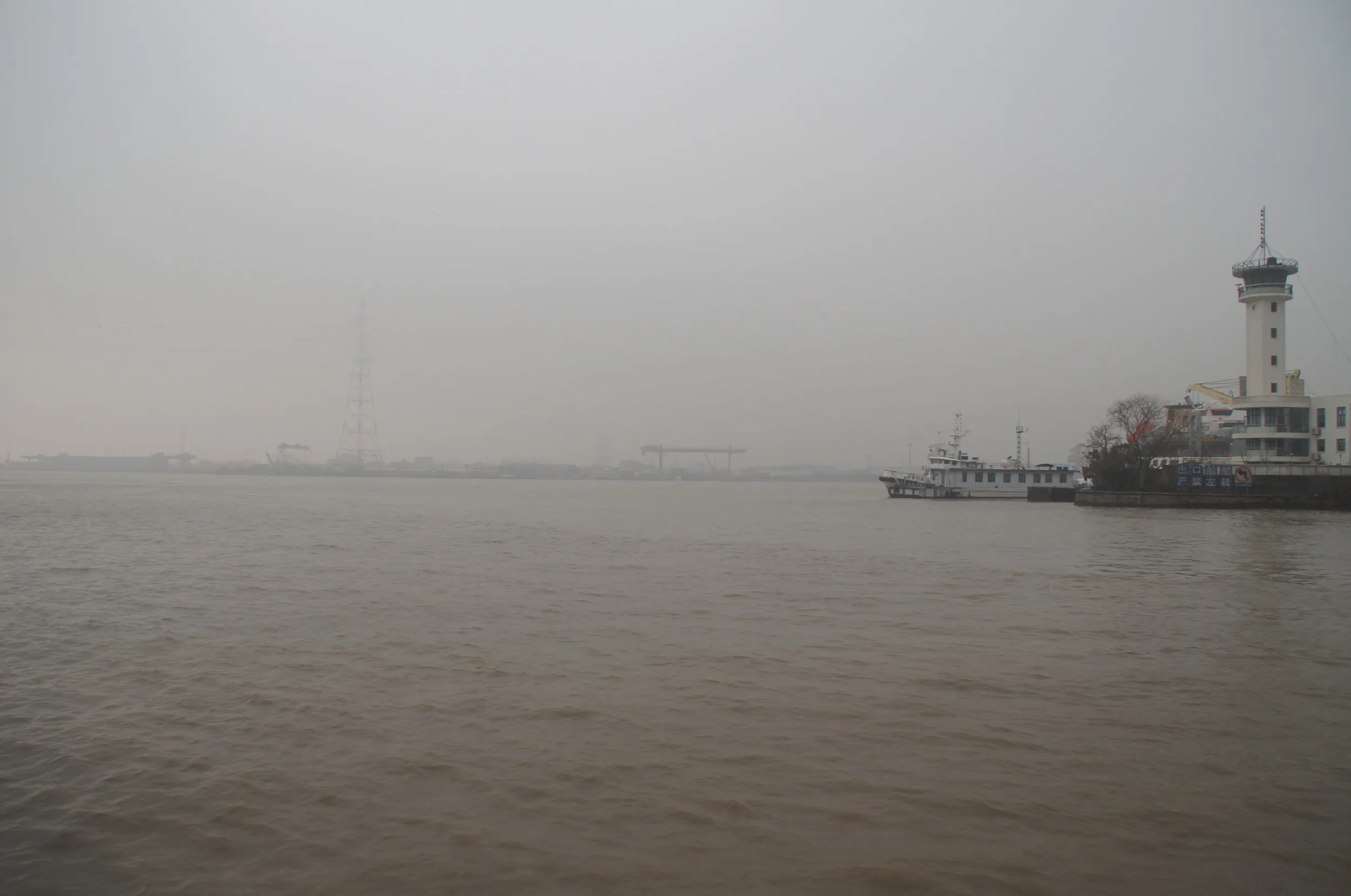 黄浦江の貨物船