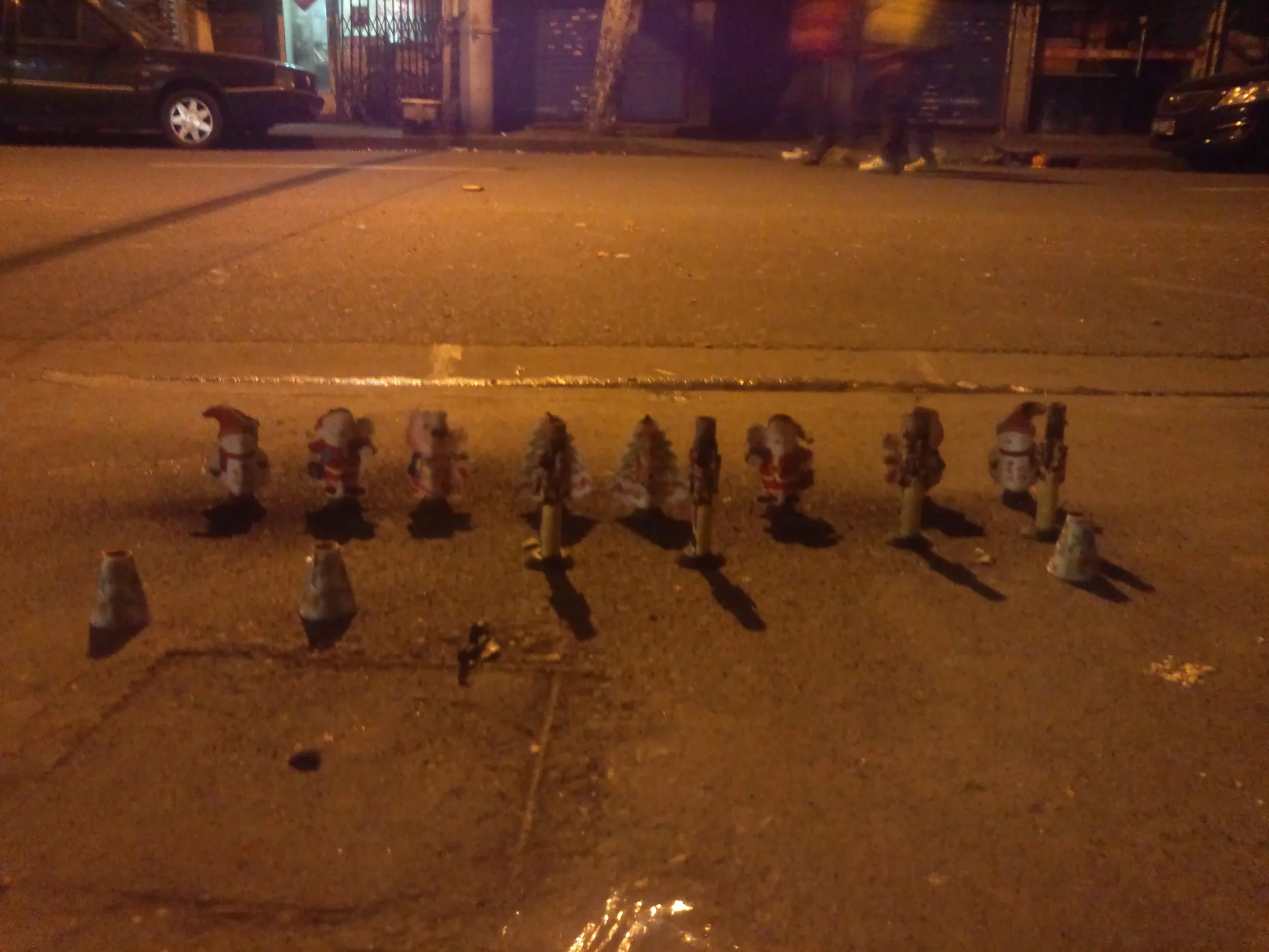 道に放置された花火の残骸