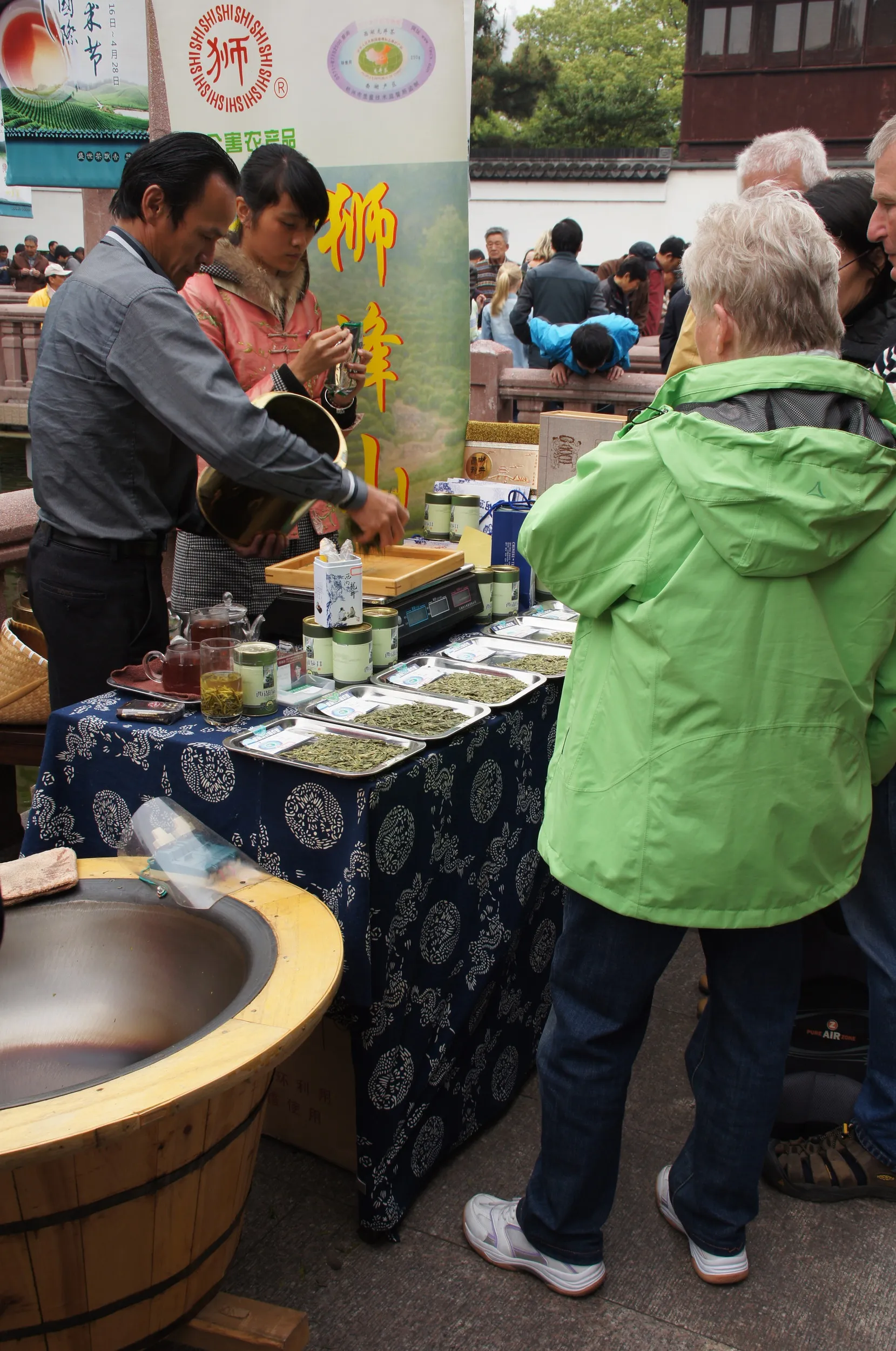 お茶の路上販売をする人