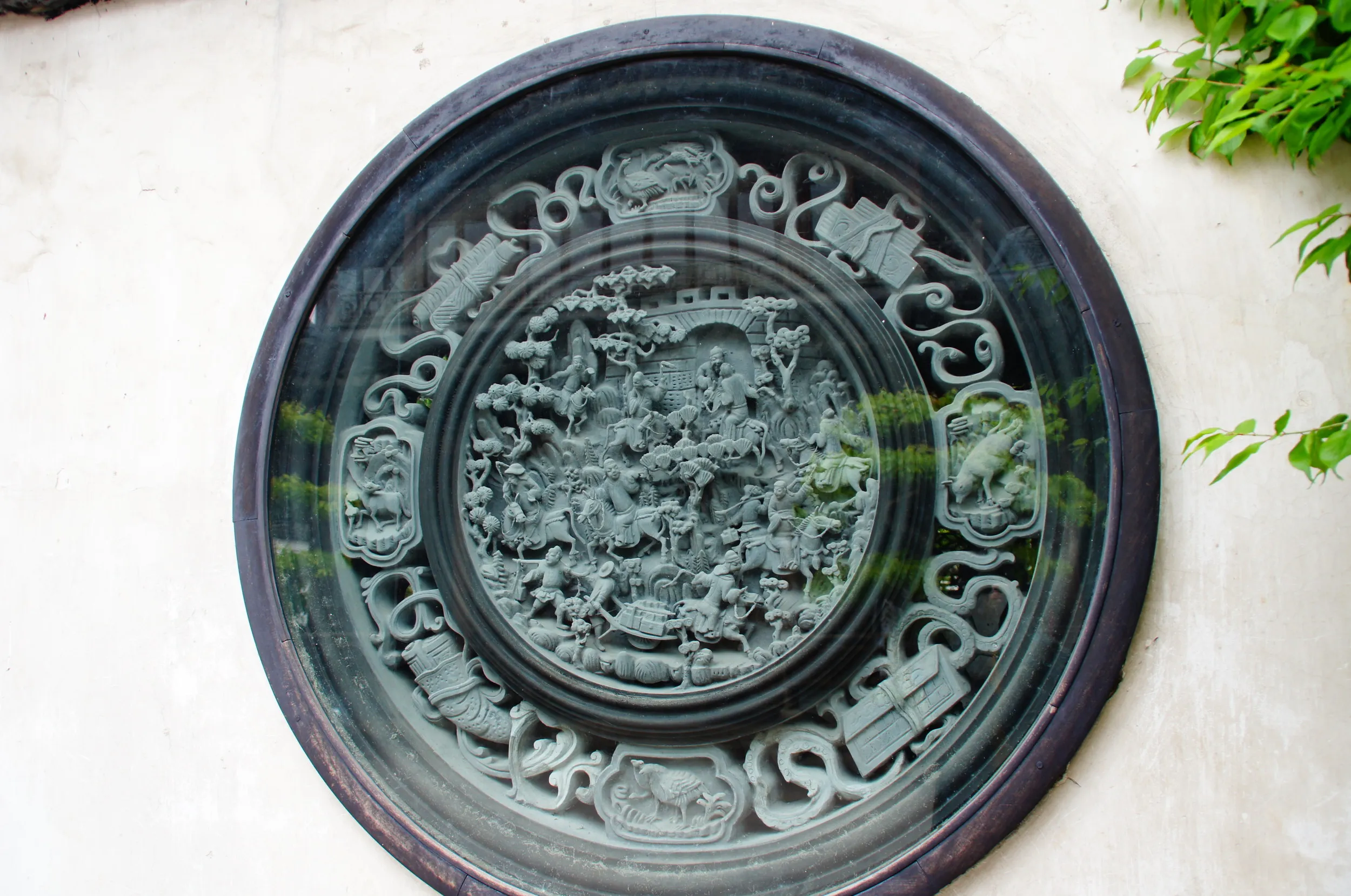 壁に嵌め込まれた細かい絵のモチーフ（浮彫細工）