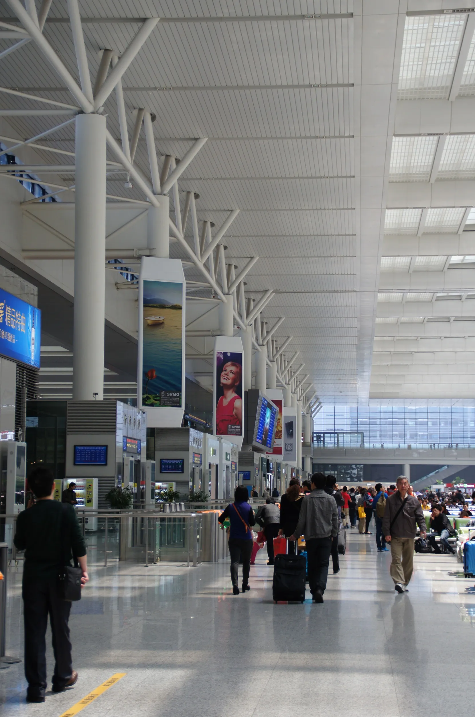 高速鉄道の改札付近