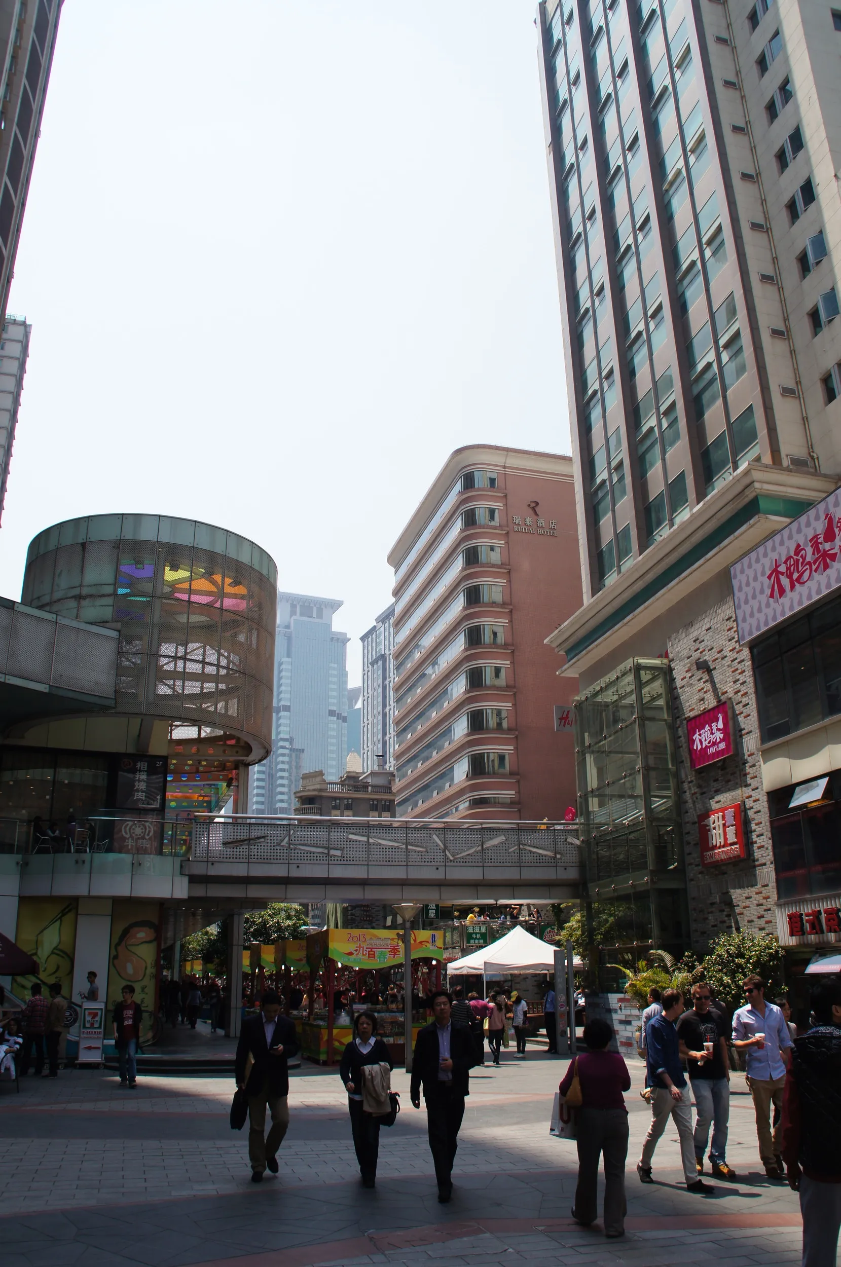 南京西路駅付近の風景