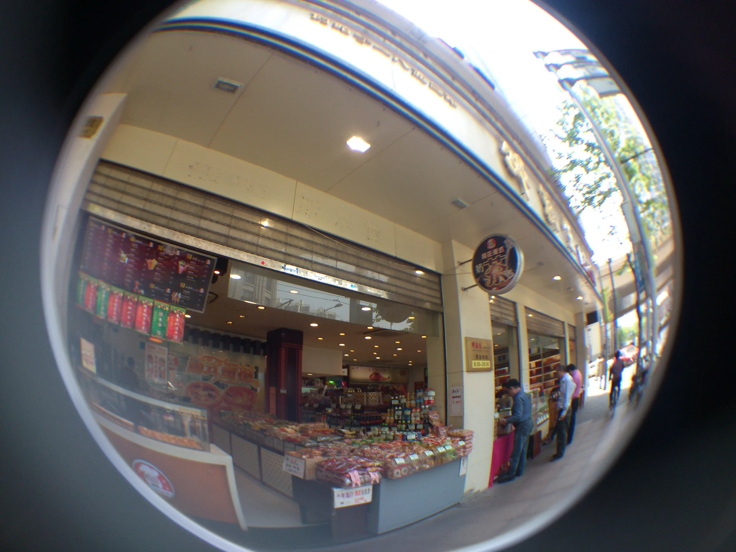 成都北路を越えた付近の食料品店