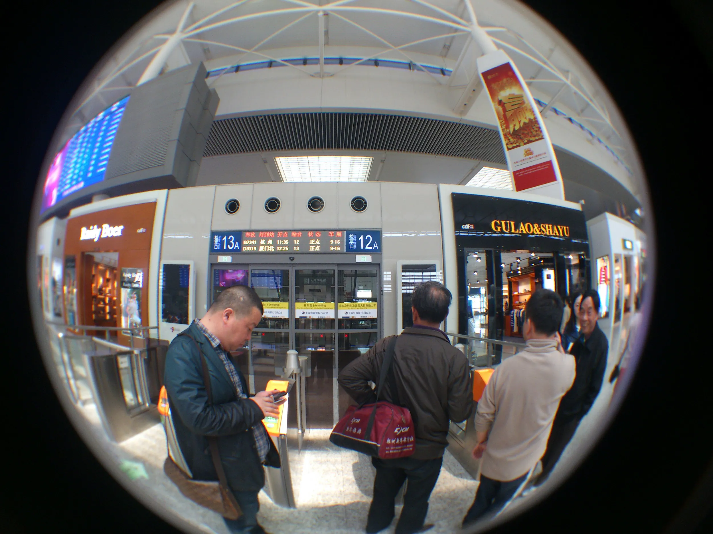 高速鉄道の改札