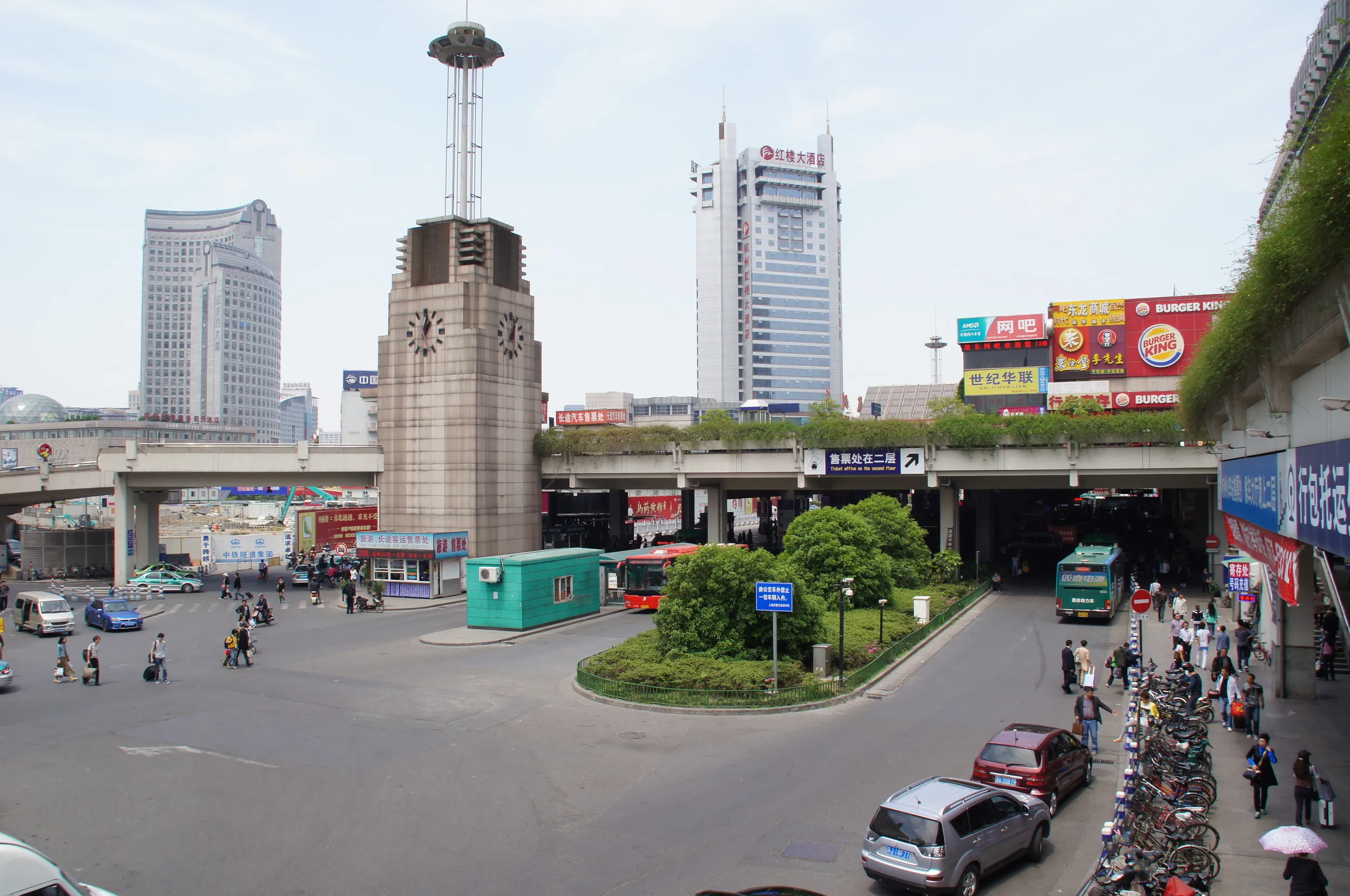 杭州駅前の広場