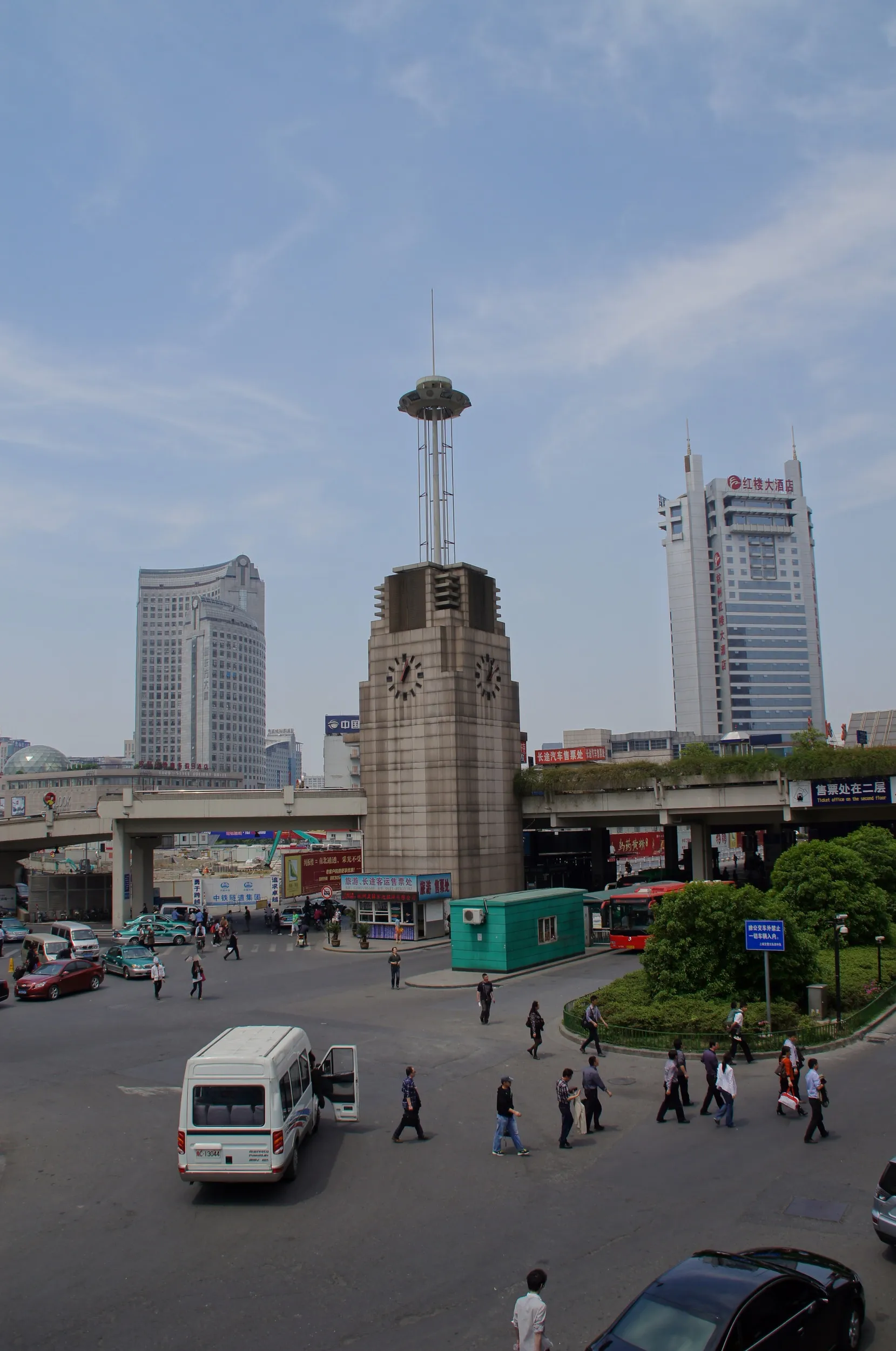 杭州駅前の広場と時計台