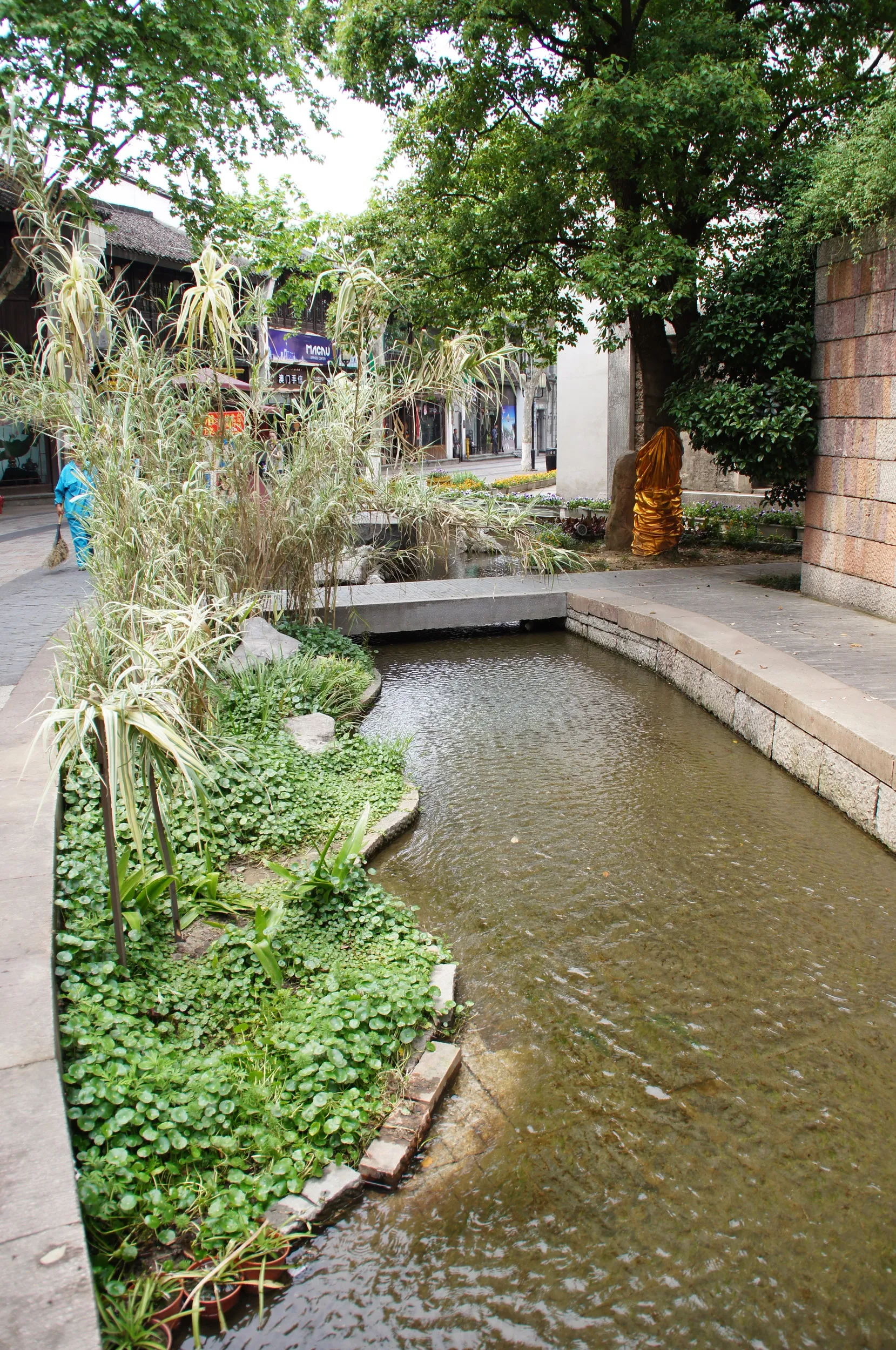 南宋卸街（中山中路）を流れる小川