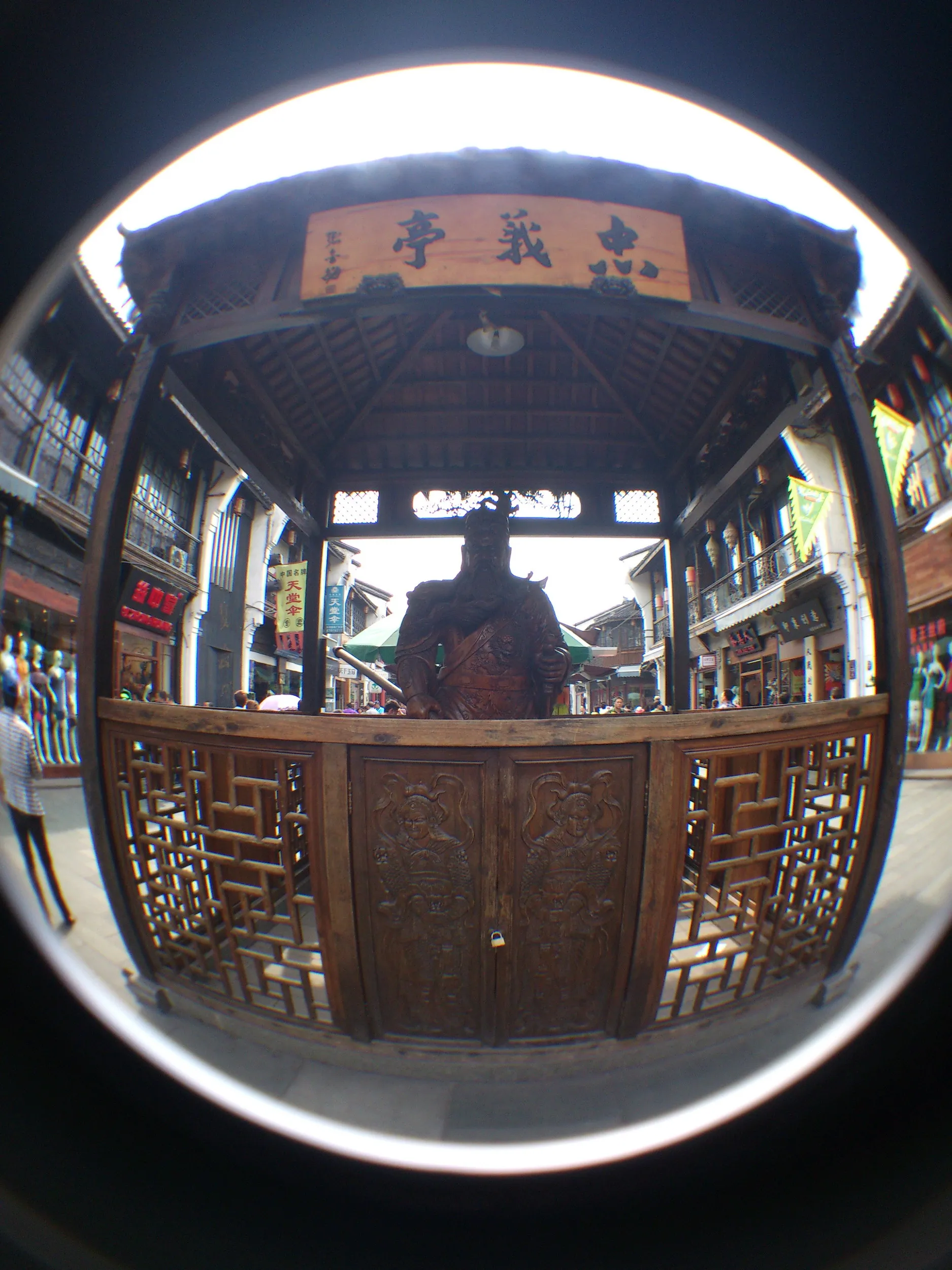 忠義亭という関羽の像