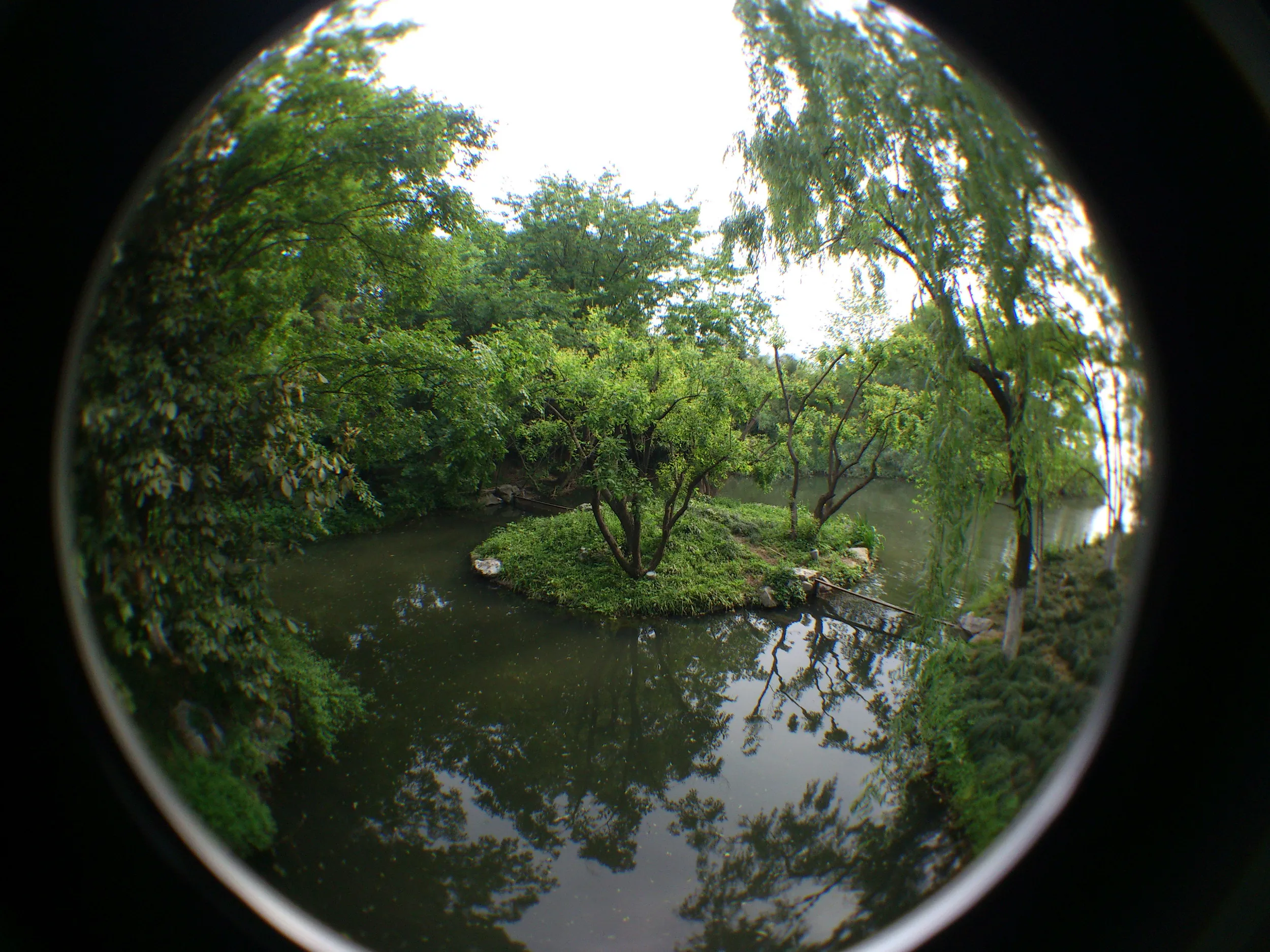 石橋の上から西湖を望む