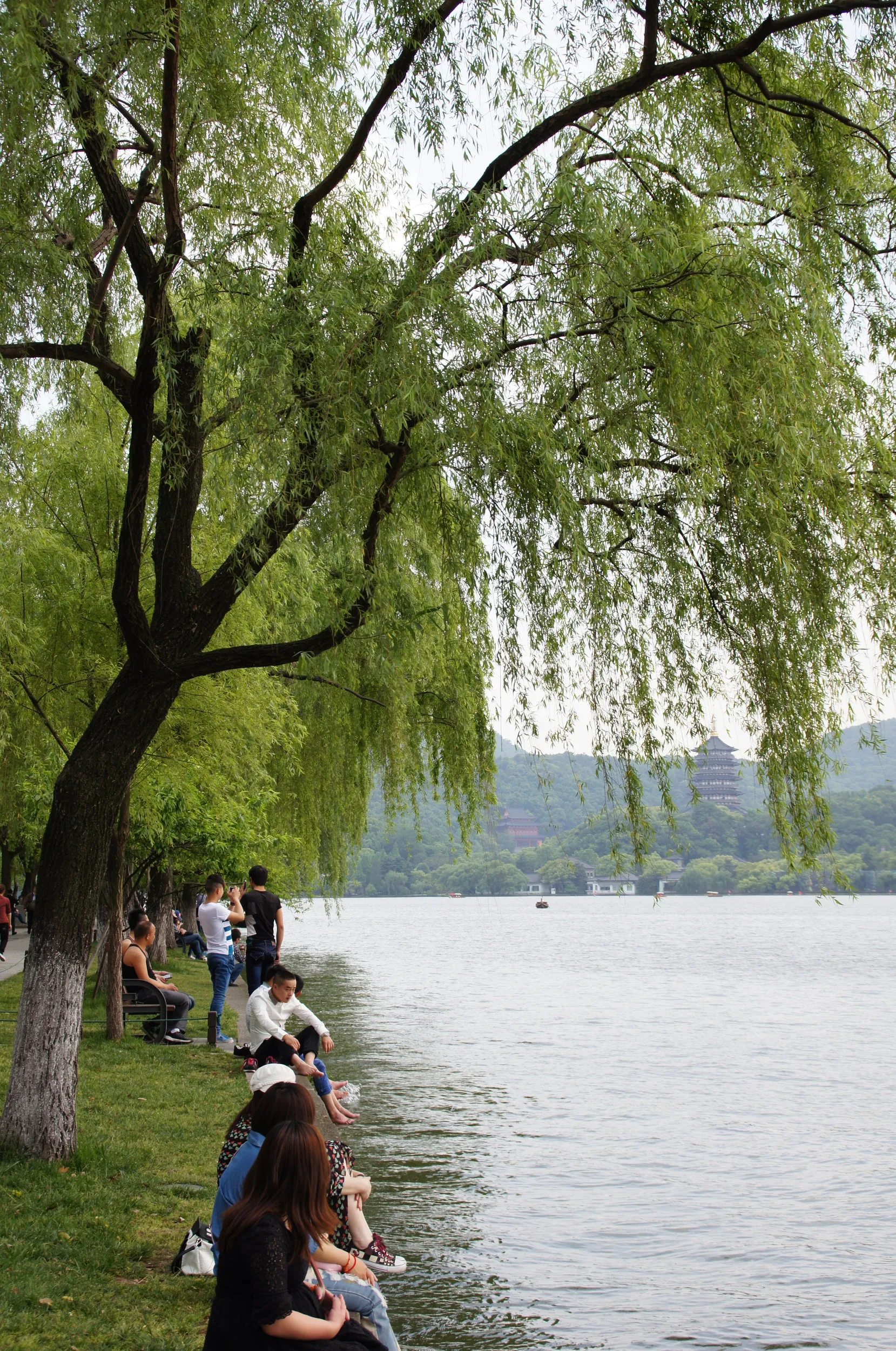 西湖の湖畔で佇む観光客