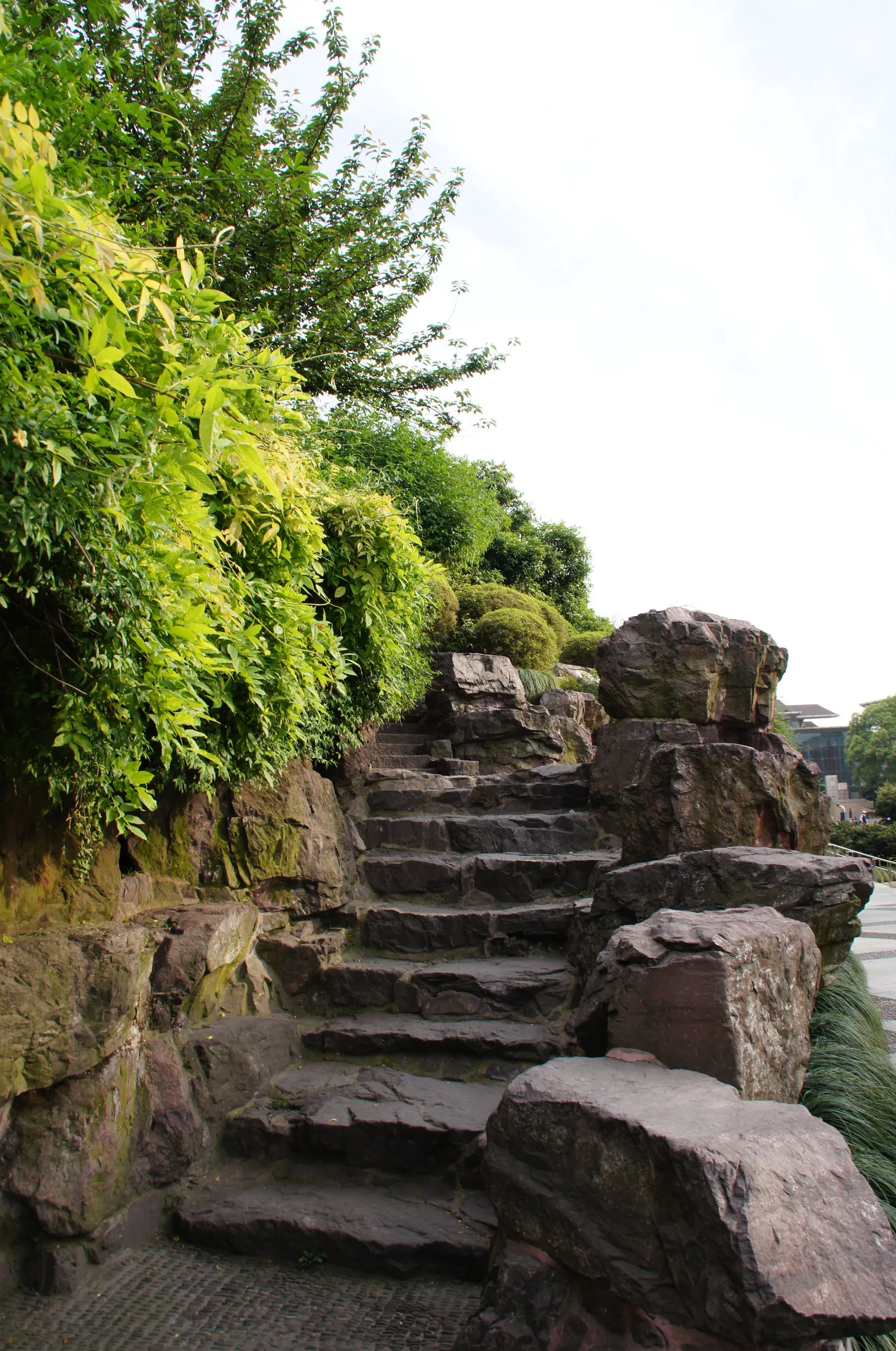 城山へと続く石段