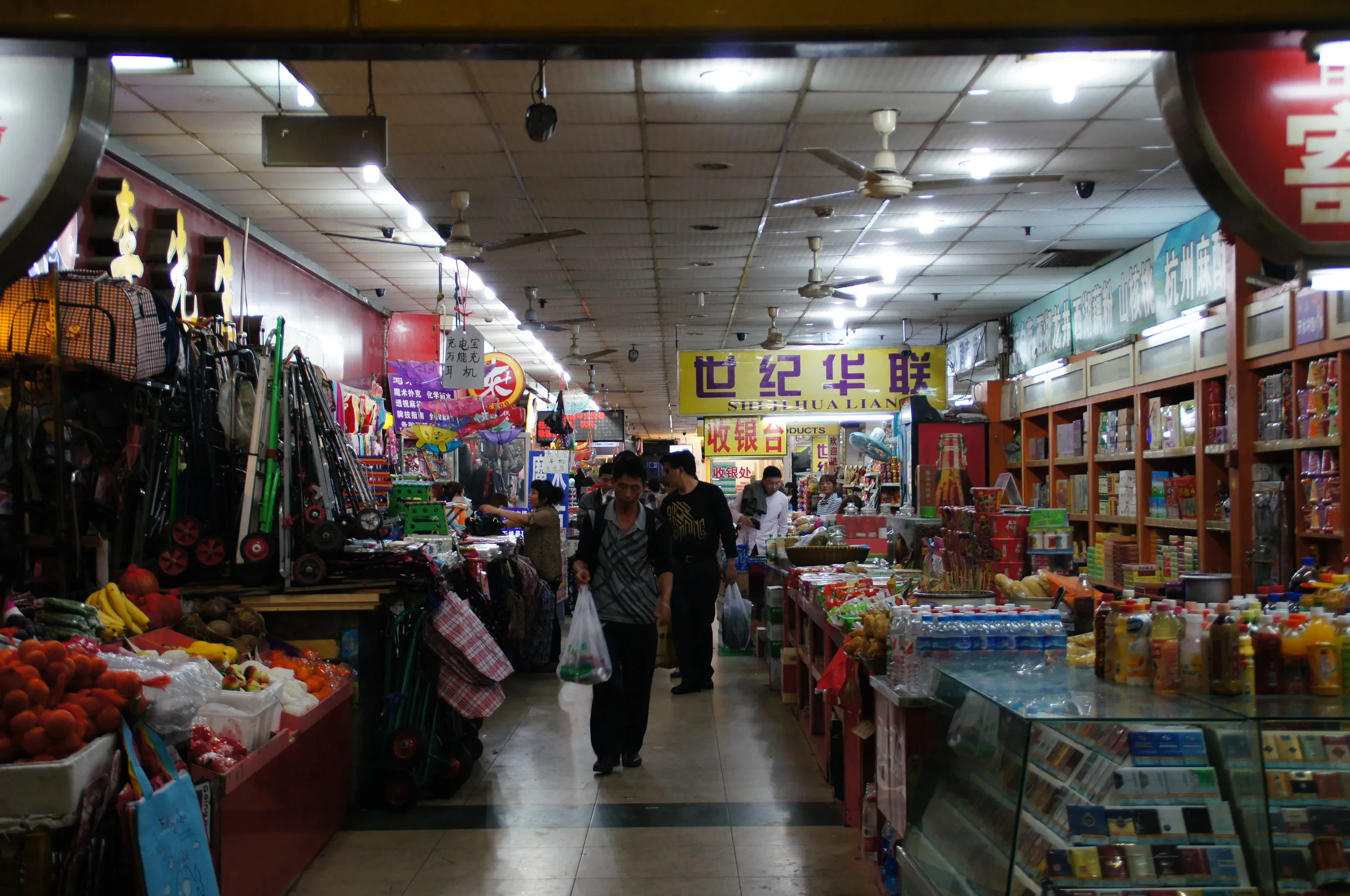 杭州駅構内の商店街