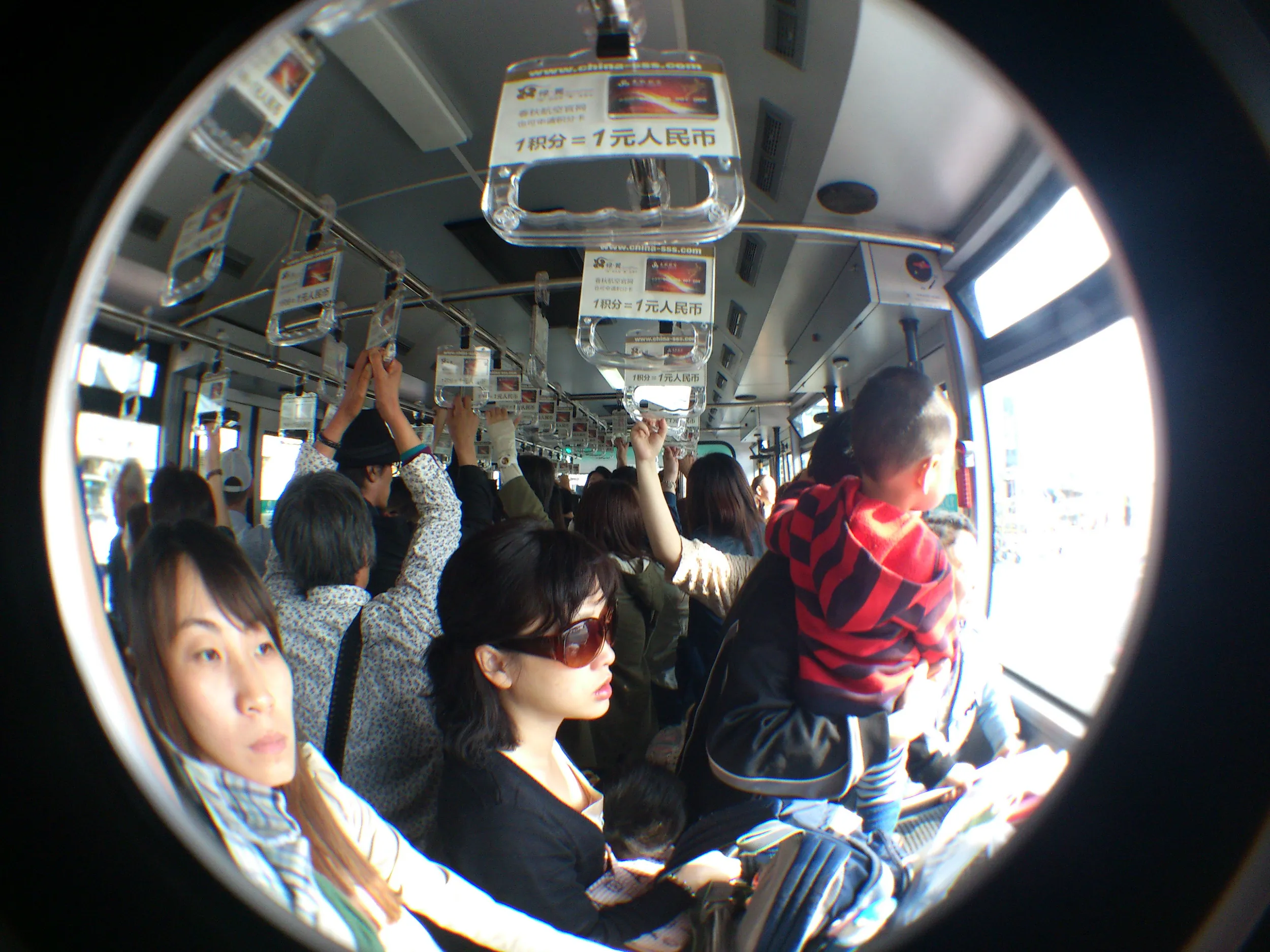 シャトルバスで移動