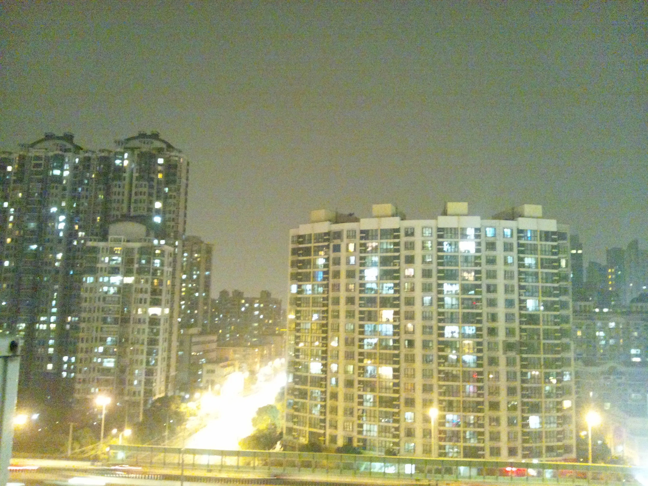 安ホテル屋上から上海の夜景を眺める