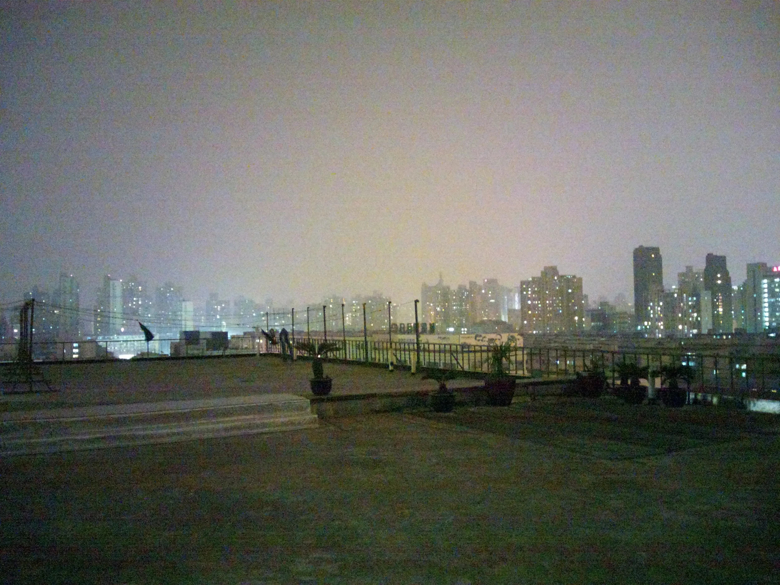 安ホテル屋上から上海の夜景を眺める