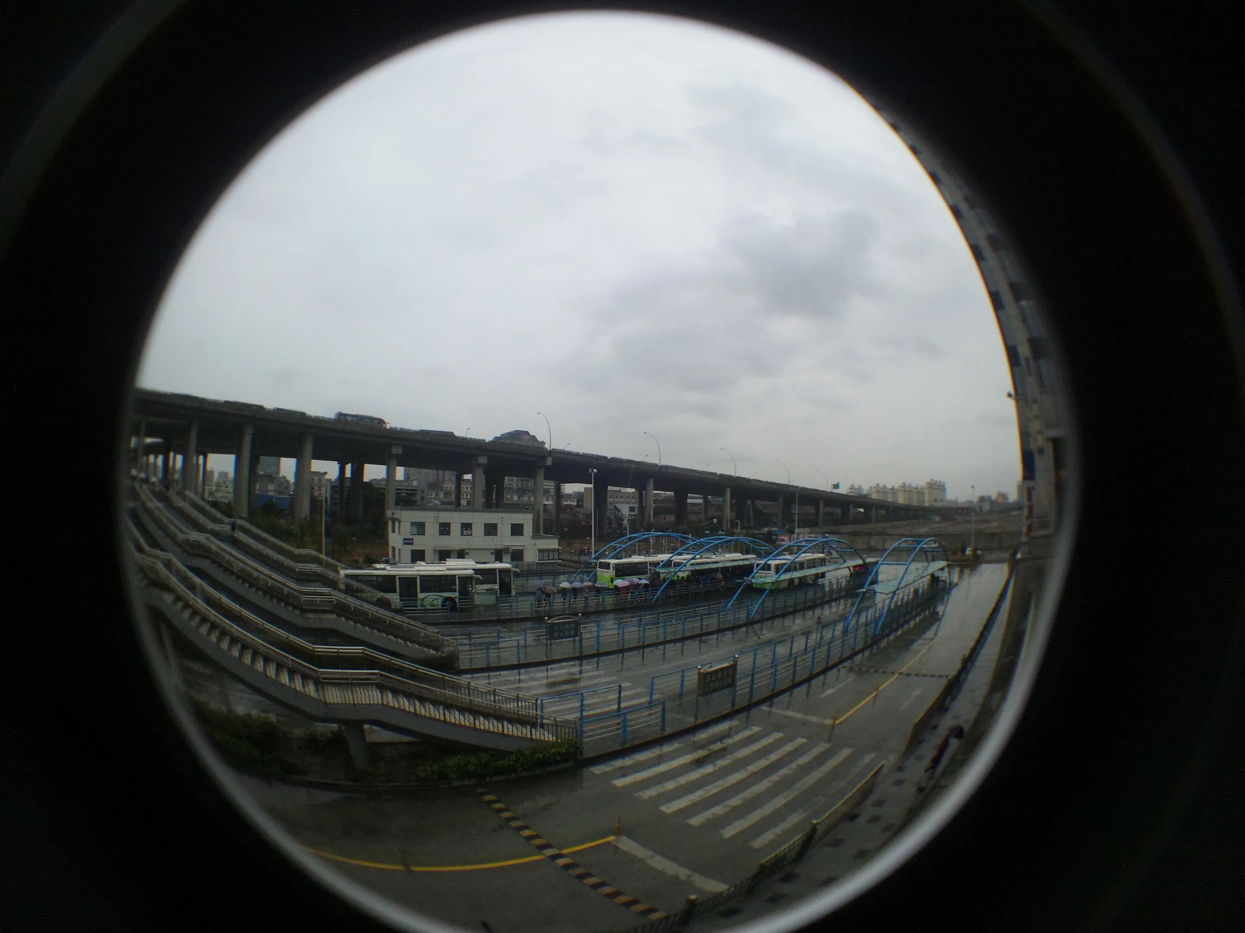 汶水路駅付近のバスターミナル