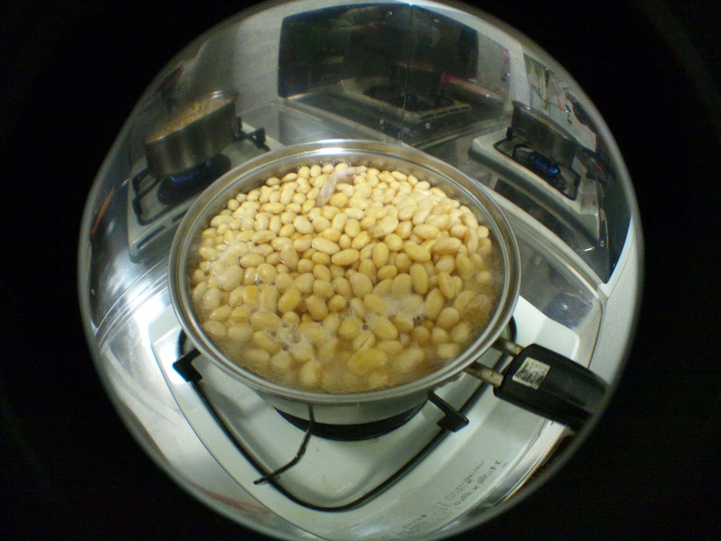 大豆を煮ている所