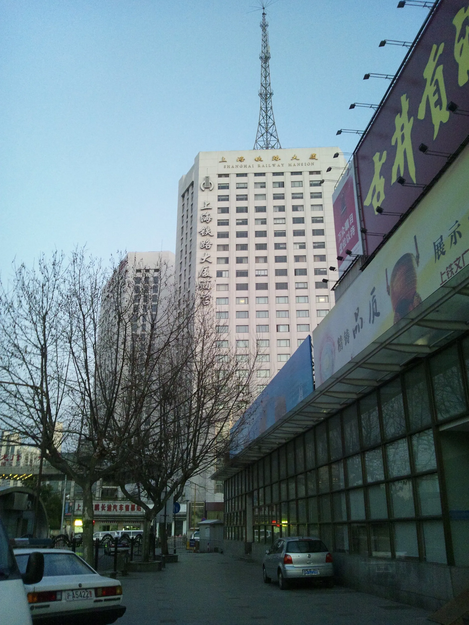 早朝の上海駅前