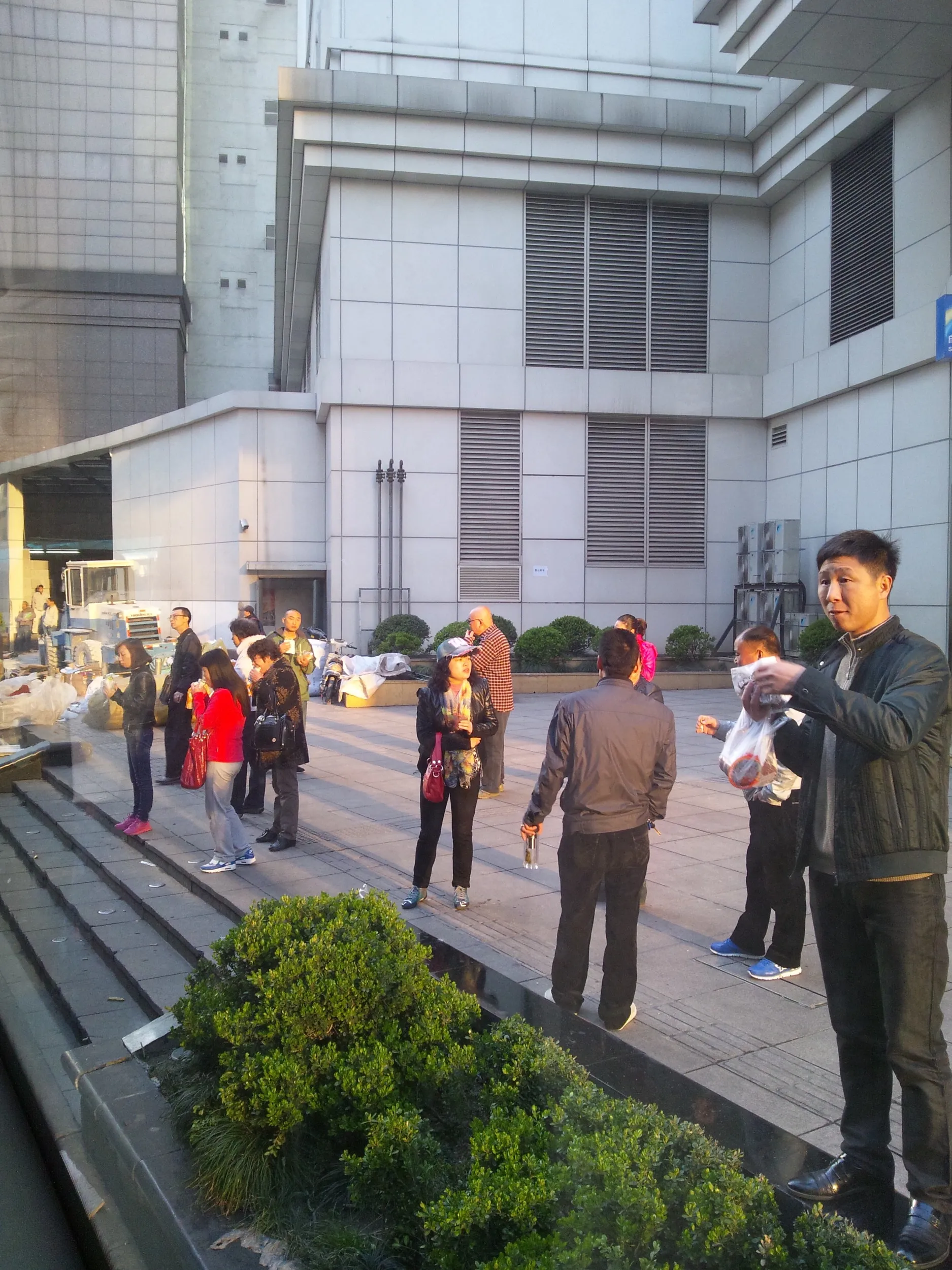 休憩中の高速バス