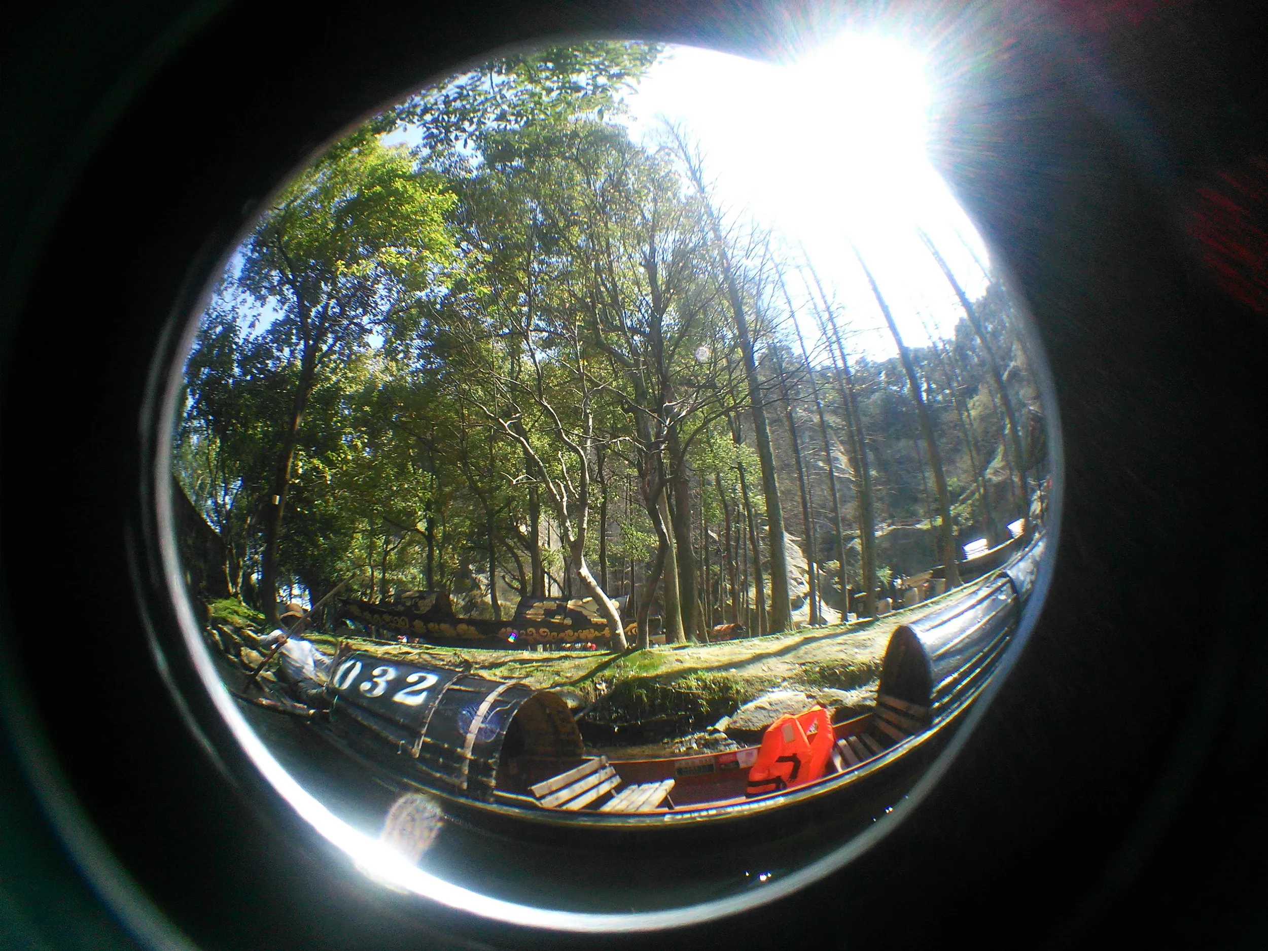 ボートからの東湖風景